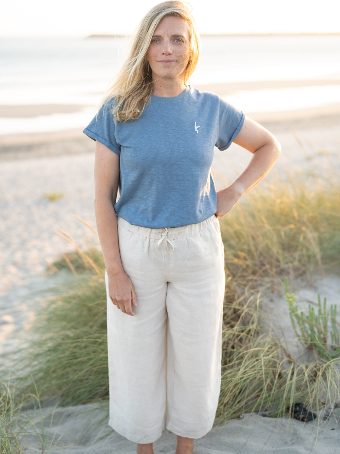 Isi trägt das nachhaltige FUXBAU Frauen fux Azul T-Shirt in blau meliert am Strand.