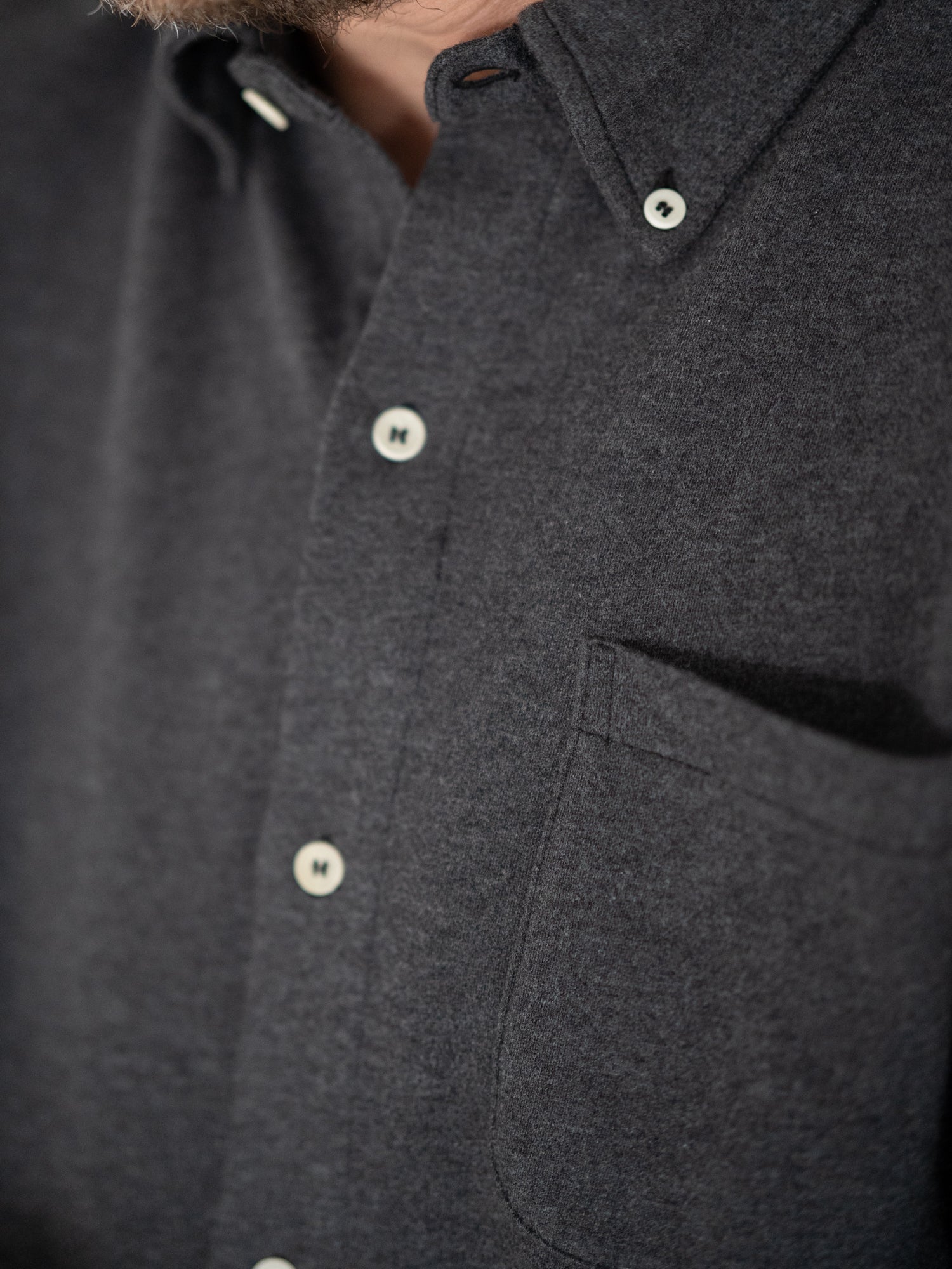 Nachhaltiges Fair Fashion Männer Hemd in anthrazit aus 100% GOTS zertifizierter Biobaumwolle von FUXBAU Made in Portugal.