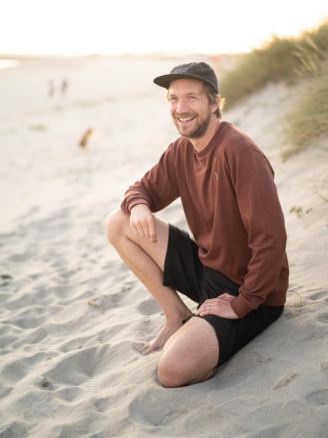 Fair Fashion Männer Leinenshorts in schwarz aus 100% Leinen made in Portugal. Getragen von Kenny am Strand in Portugal.