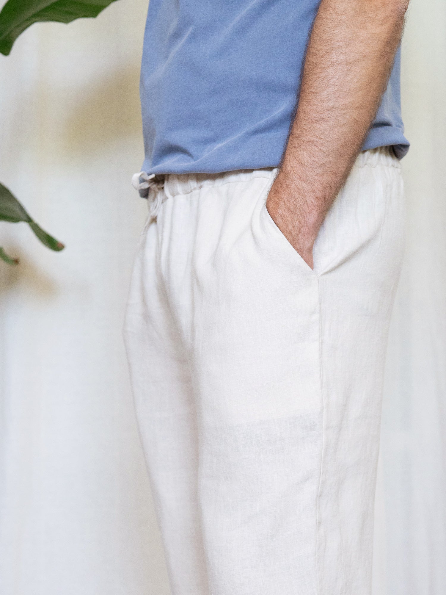 Close Up der Taschen einer nachhaltigen Leinenhose für Männer von FUXBAU in cremeweiss.