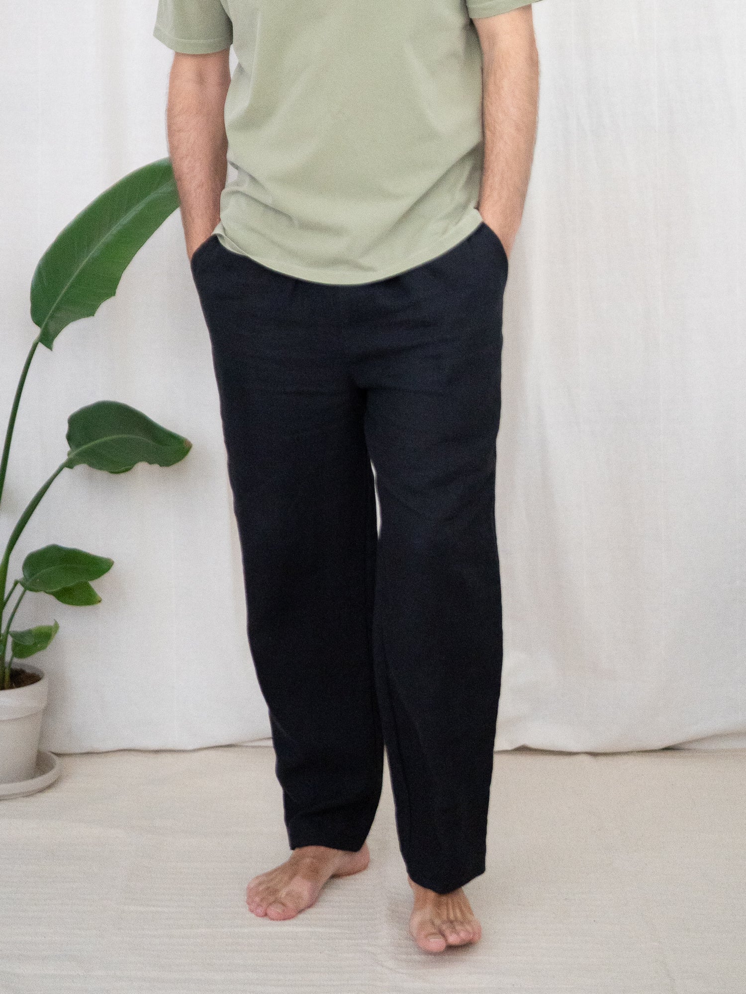 Nachhaltige FUXBAU Fair Fashion Männer Leinenhose von FUXBAU aus 100% Leinen mit Olivenholzknöpfen. Gerfertig in Portugal und fairen un nachhaltigen Bedingungen.