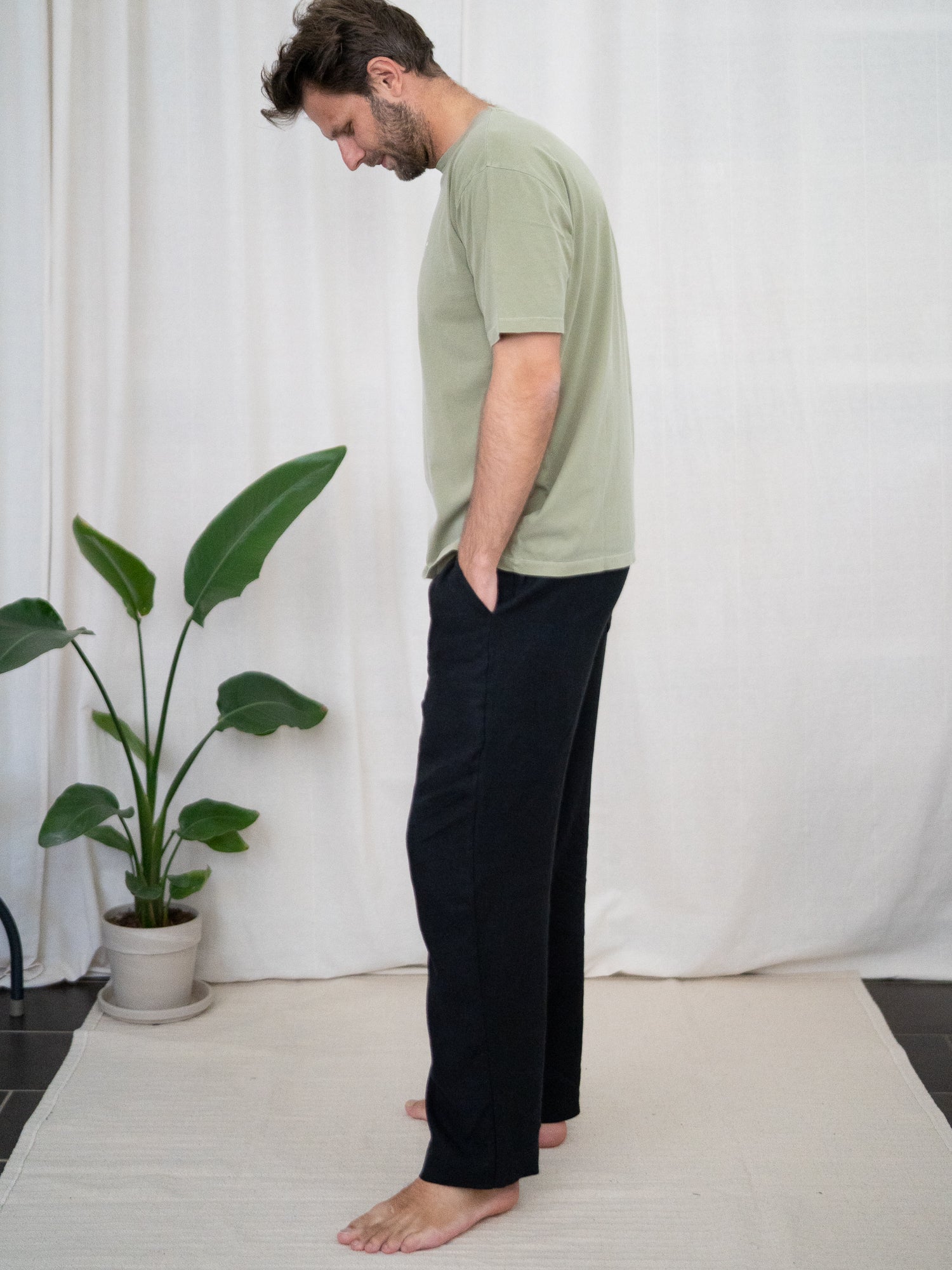 Nachhaltige FUXBAU Fair Fashion Männer Leinenhose von FUXBAU aus 100% Leinen mit Olivenholzknöpfen. Gerfertig in Portugal und fairen un nachhaltigen Bedingungen.