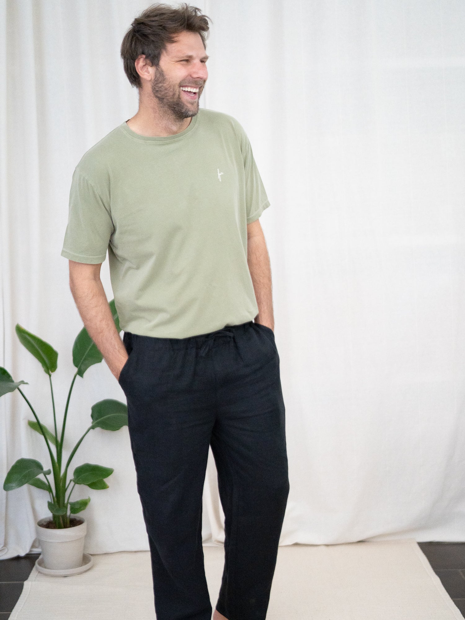 Nachhaltige FUXBAU Fair Fashion Männer Leinenhose von FUXBAU aus 100% Leinen mit Olivenholzknöpfen. Gerfertig in Portugal und fairen un nachhaltigen Bedingungen.