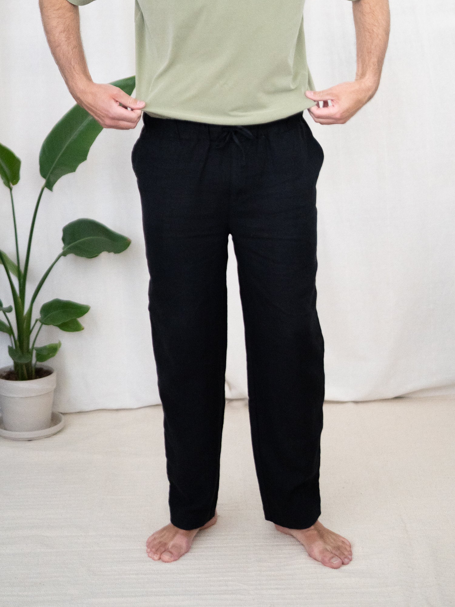 Nachhaltige FUXBAU Fair Fashion Männer Leinenhose von FUXBAU aus 100% Leinen mit Olivenholzknöpfen. Gerfertig in Portugal und fairen un nachhaltigen Bedingungen.