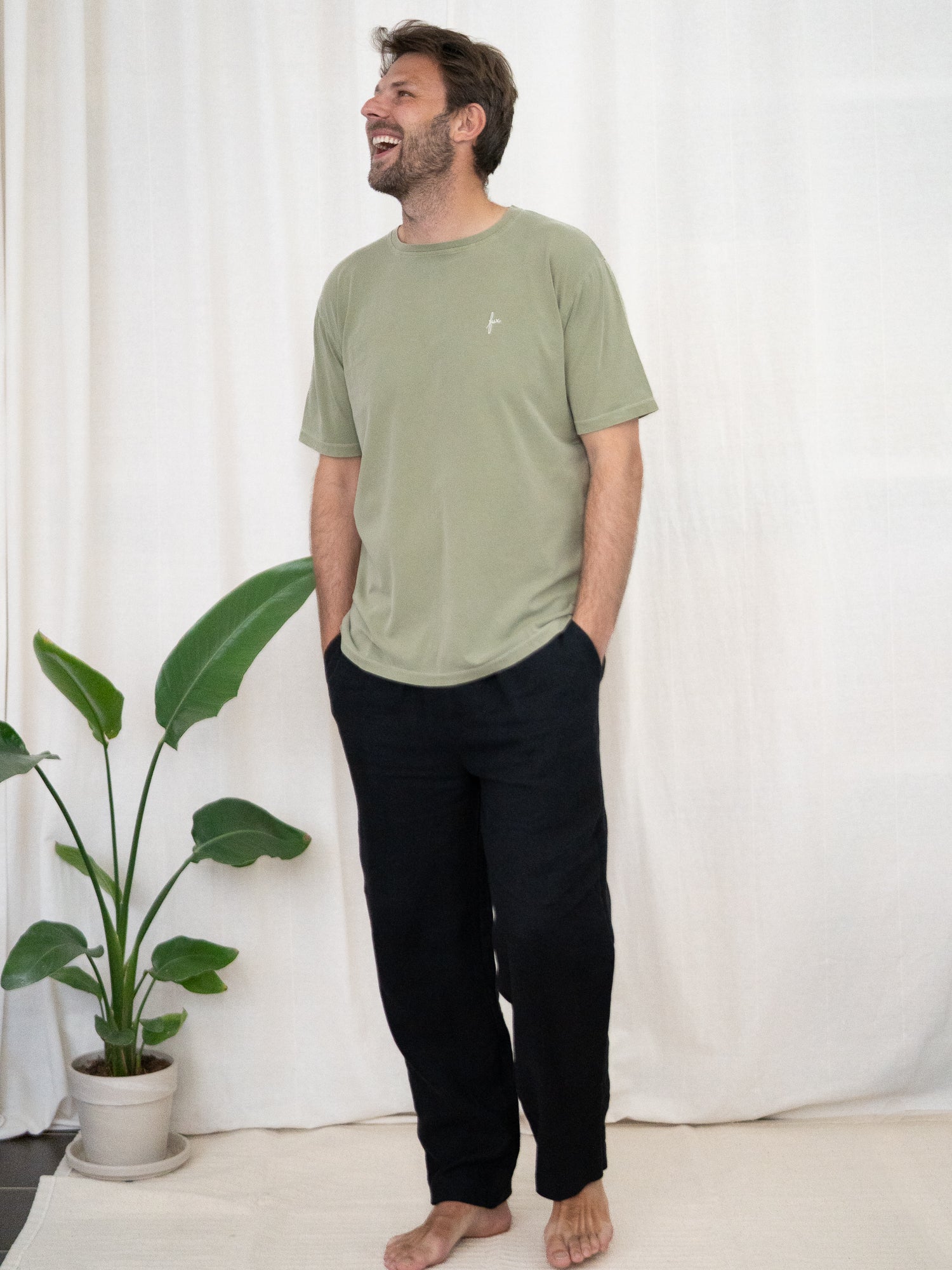 Nachhaltige FUXBAU Fair Fashion Männer Leinenhose von FUXBAU aus 100% Leinen mit Olivenholzknöpfen. Gerfertig in Portugal und fairen un nachhaltigen Bedingungen.