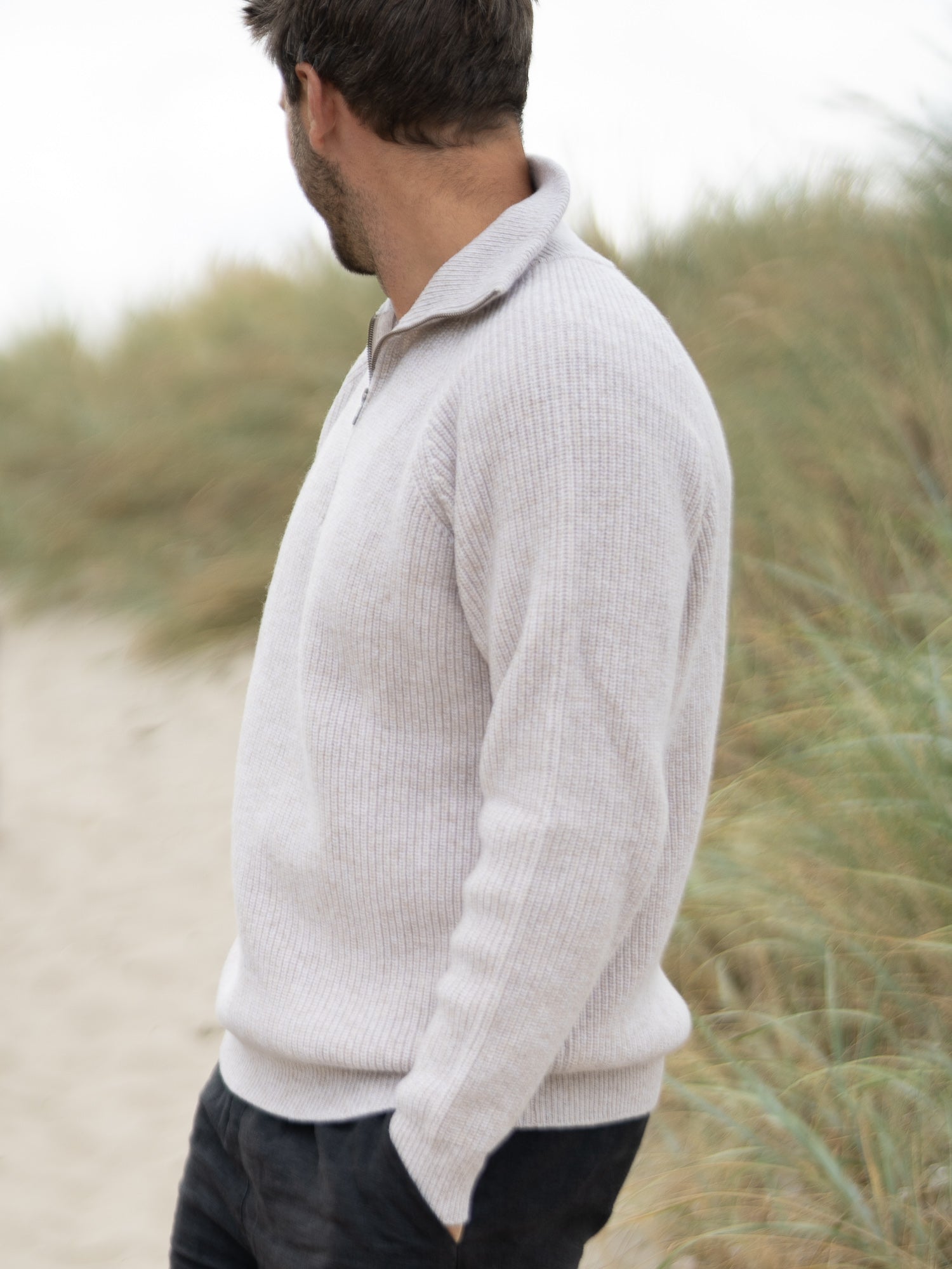 Seitliche Ansicht Männer Merino Troyer in Beigemeliert – hochwertiger Strickpullover aus 100% Merinowolle, nachhaltig hergestellt in Italien