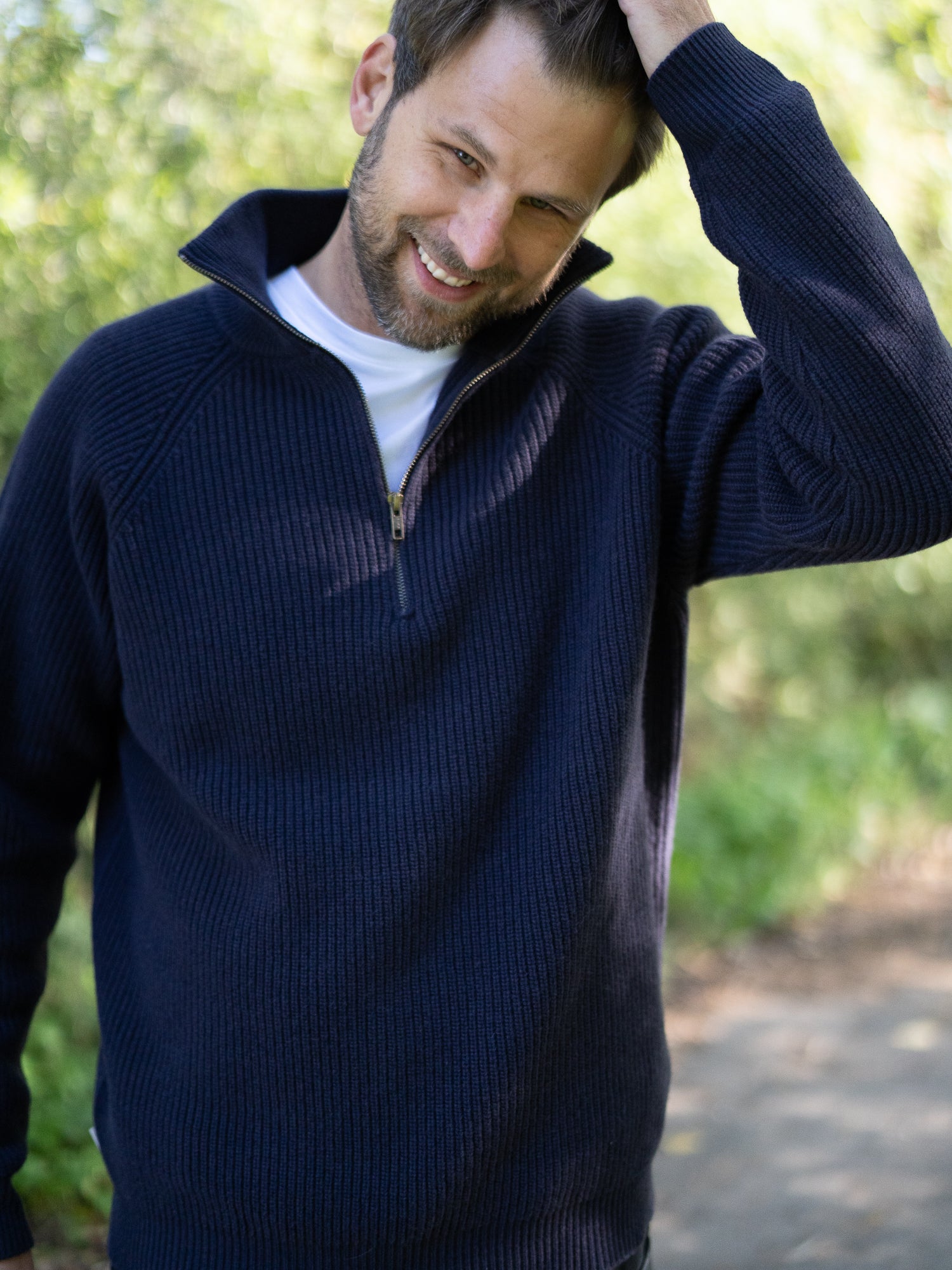 Nachhaltiger Fair Fashion Männer Merino Troyer in navy aus 100% Merino Schurwolle in navy Made in Italy, getragen von einem jungen Mann.