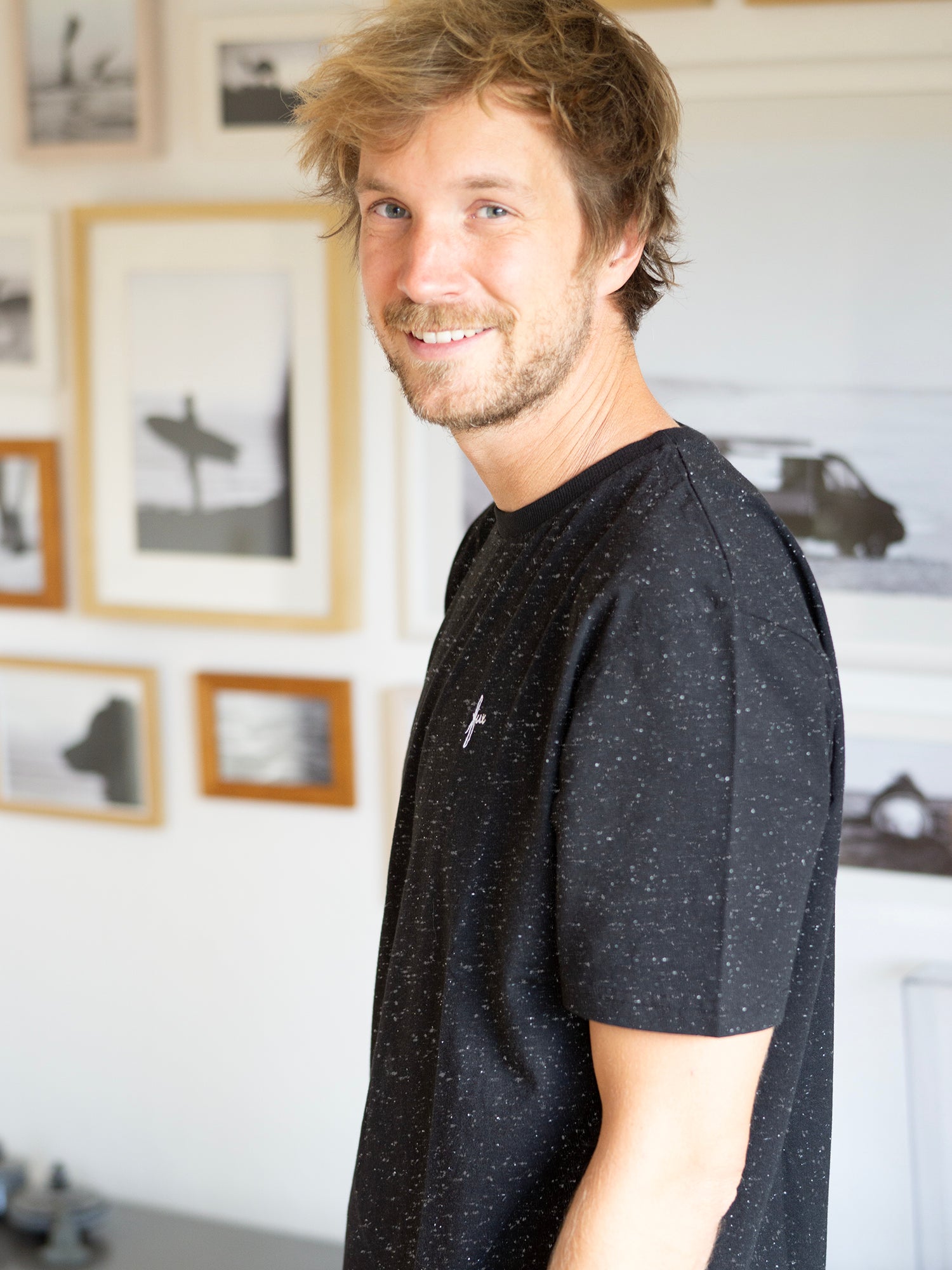 Kenny trägt unserer absoluten FUXBAU Klassiker unser Männer fux T-Shirt in schwarz mit Neps