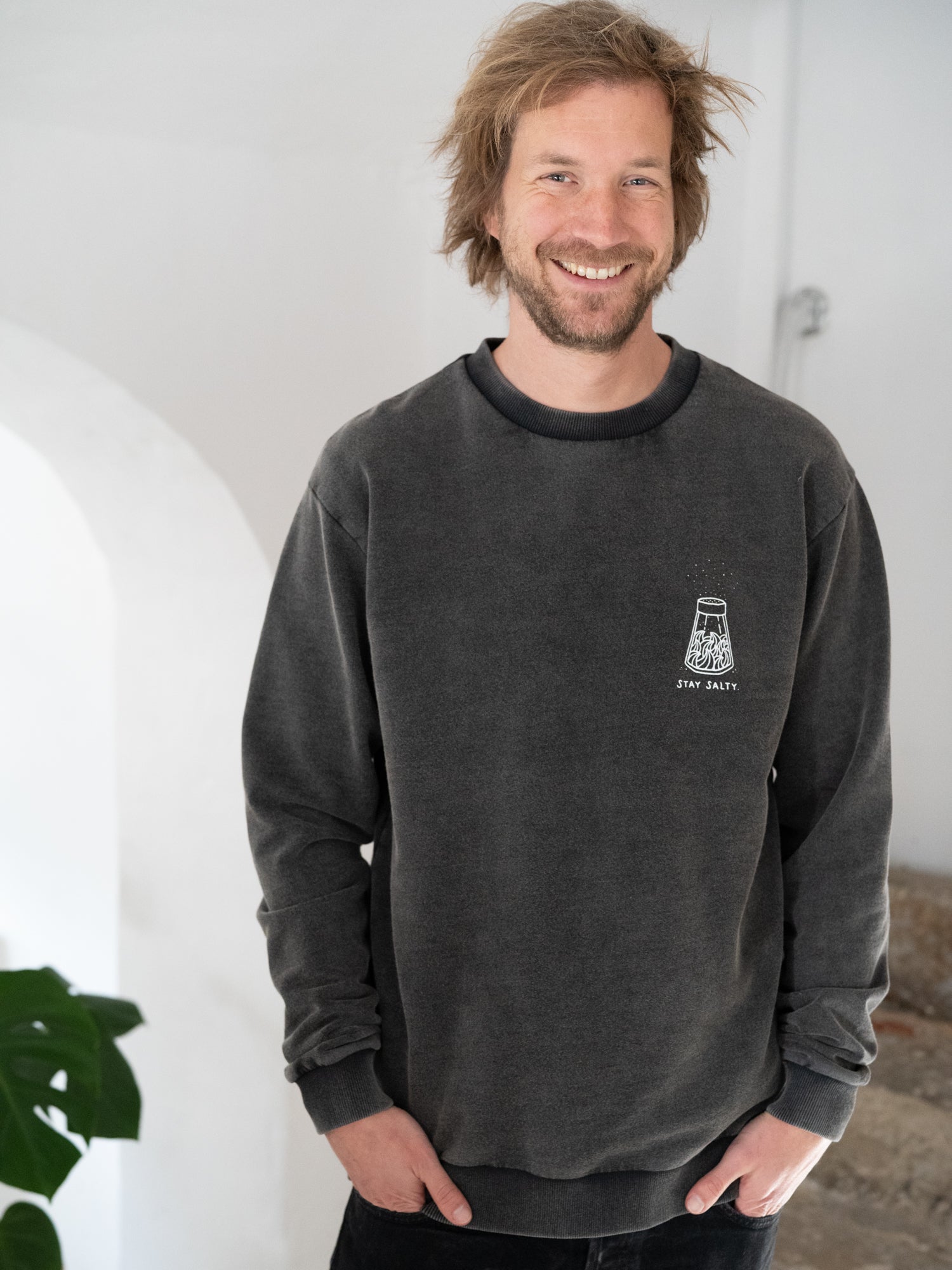 FUXBAU Männer Stay Salty Sweater in salzschwarz aus 100% Biobaumwolle aus unserer Artist Series mit Pia Himmelein.