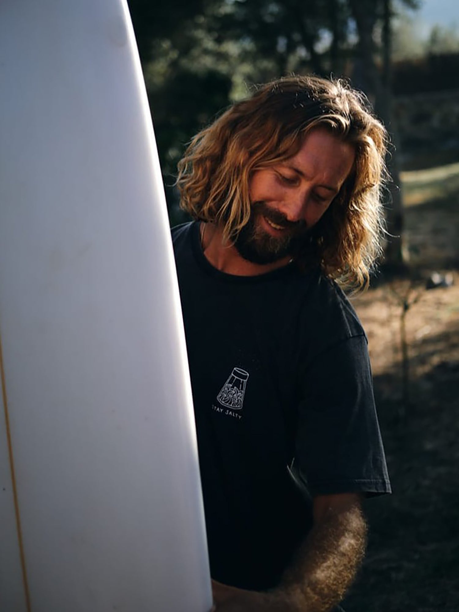 Unser Freund Marcel trägt unser FUXBAU Männer Stay Salty T-Shirt in salzgrau made in Portugal aus 100% Biobaumwolle