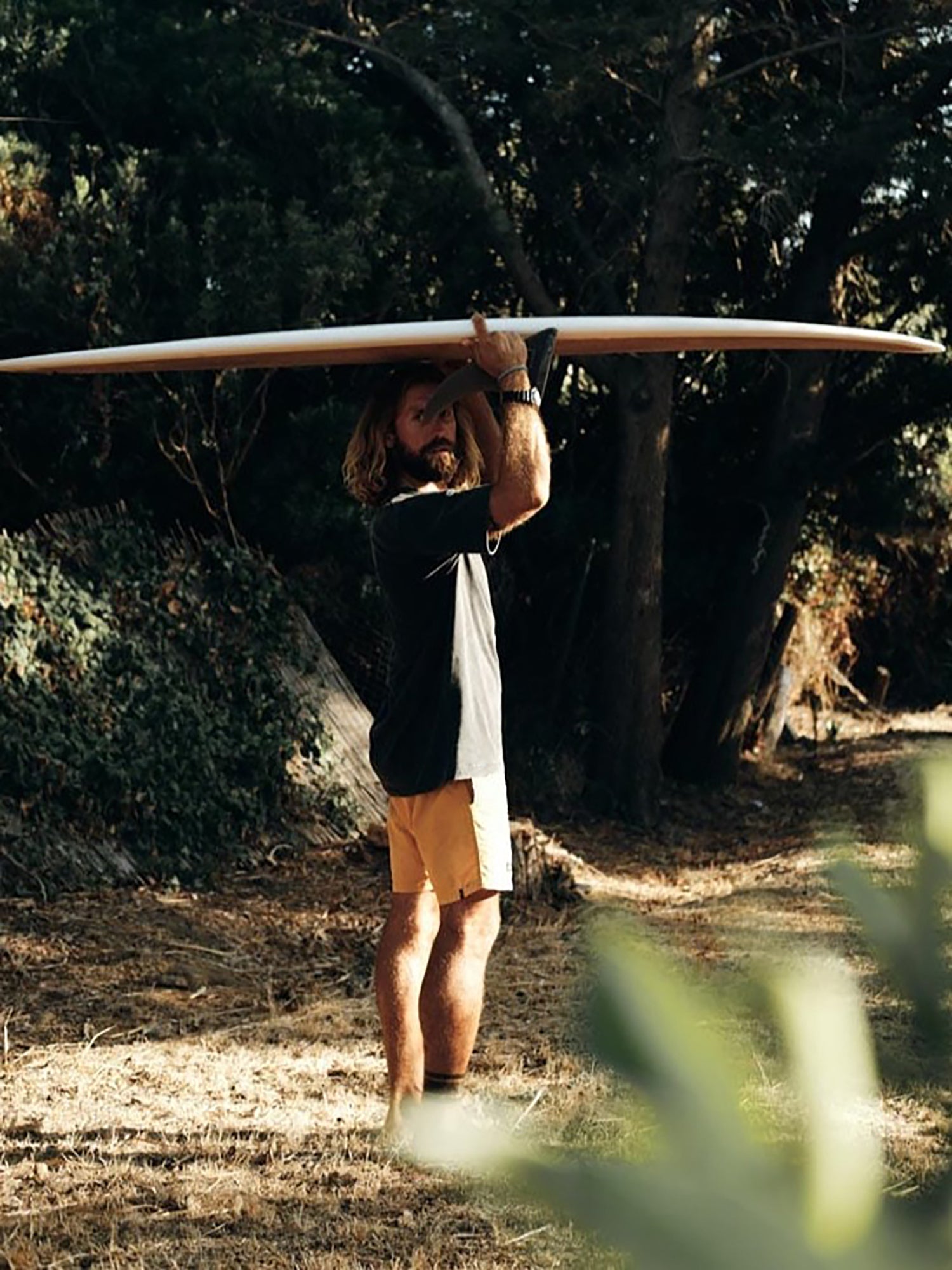 Marcel trägt das Männer Stay Salty T-Shirt von FUXBAU aus 100% Biobaumwolle, GOTS & fair in Portugal hergestellt.