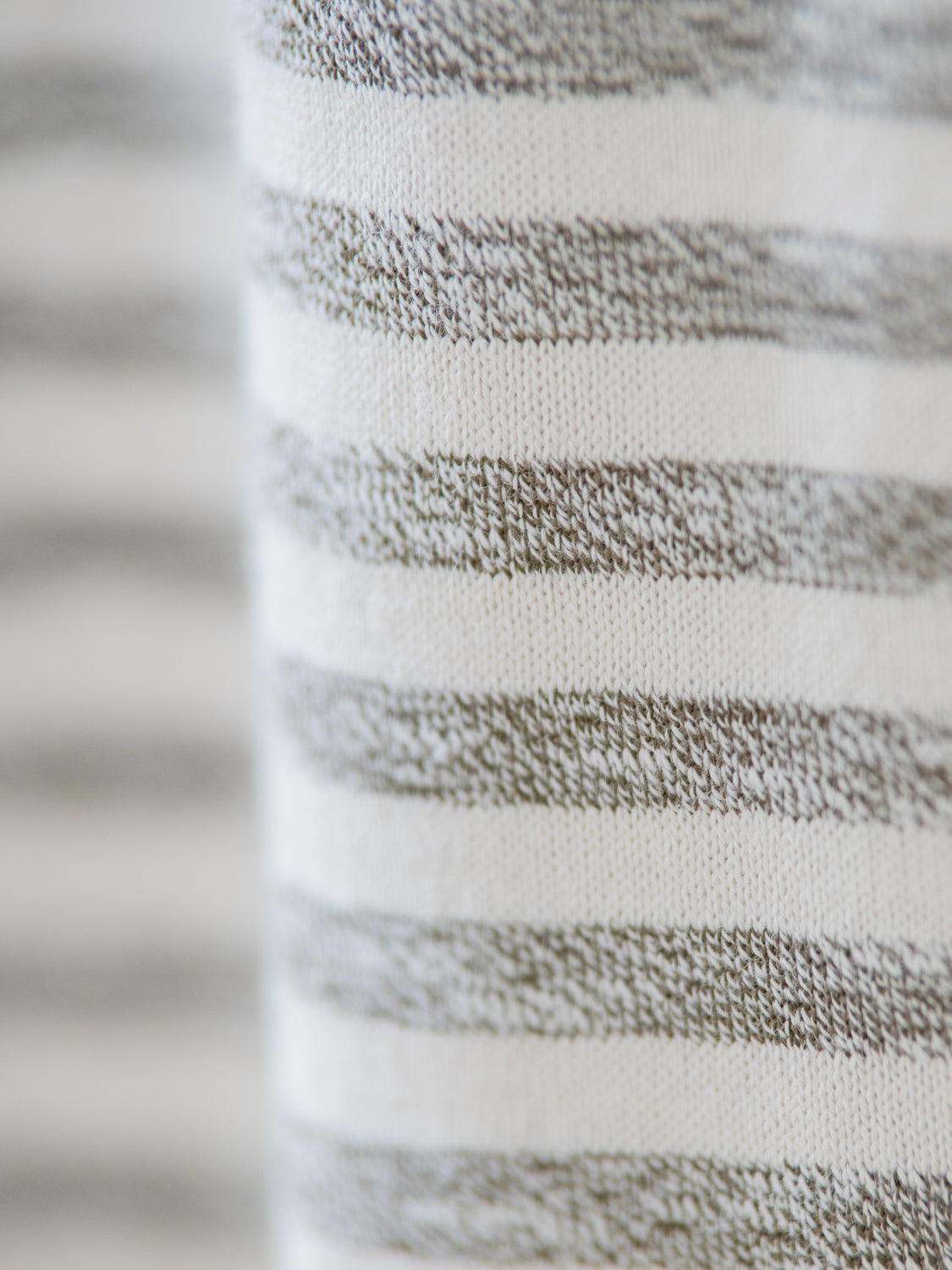 Detailbild eines FUXBAU Männer fux Merida T-Shirt in beige grünmeliert aus Biobaumwolle.