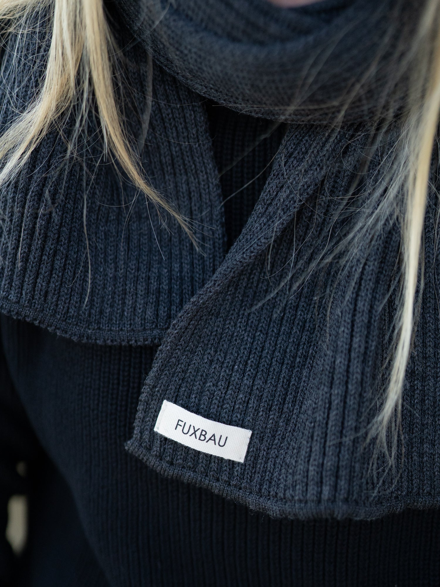 Nachhaltiger FUXBAU Fair Fashion Strickschal in anthrazit. Nachhaltig und fair gestrickt aus Merino Schurwolle in Deutschland.