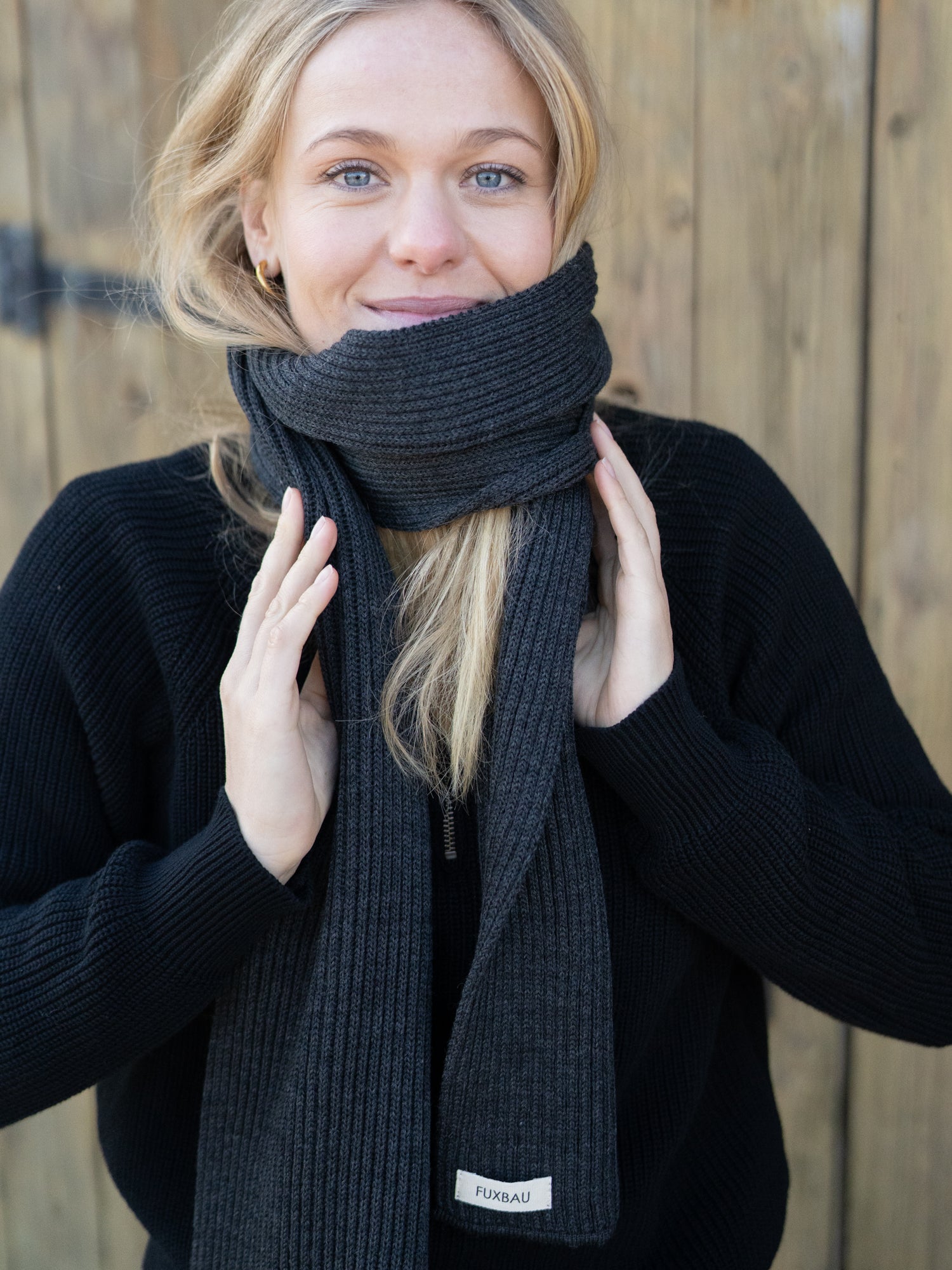 Nachhaltiger FUXBAU Fair Fashion Strickschal in anthrazit. Nachhaltig und fair gestrickt aus Merino Schurwolle in Deutschland.