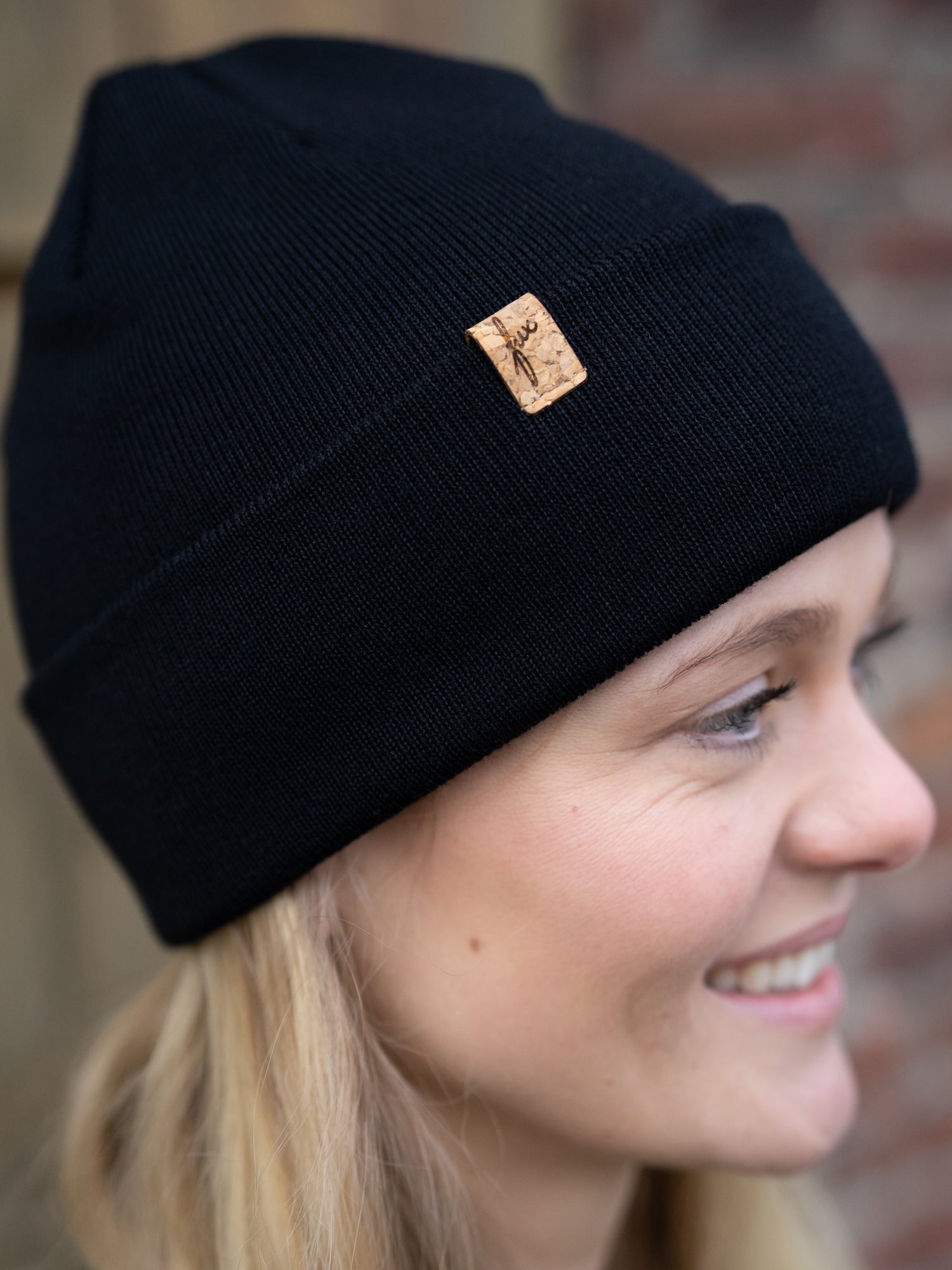 Nachhaltiger FUXBAU Fair Fashion Merino Kork Beanie in schwarz. Nachhaltig und fair gestrickt in Deutschland.