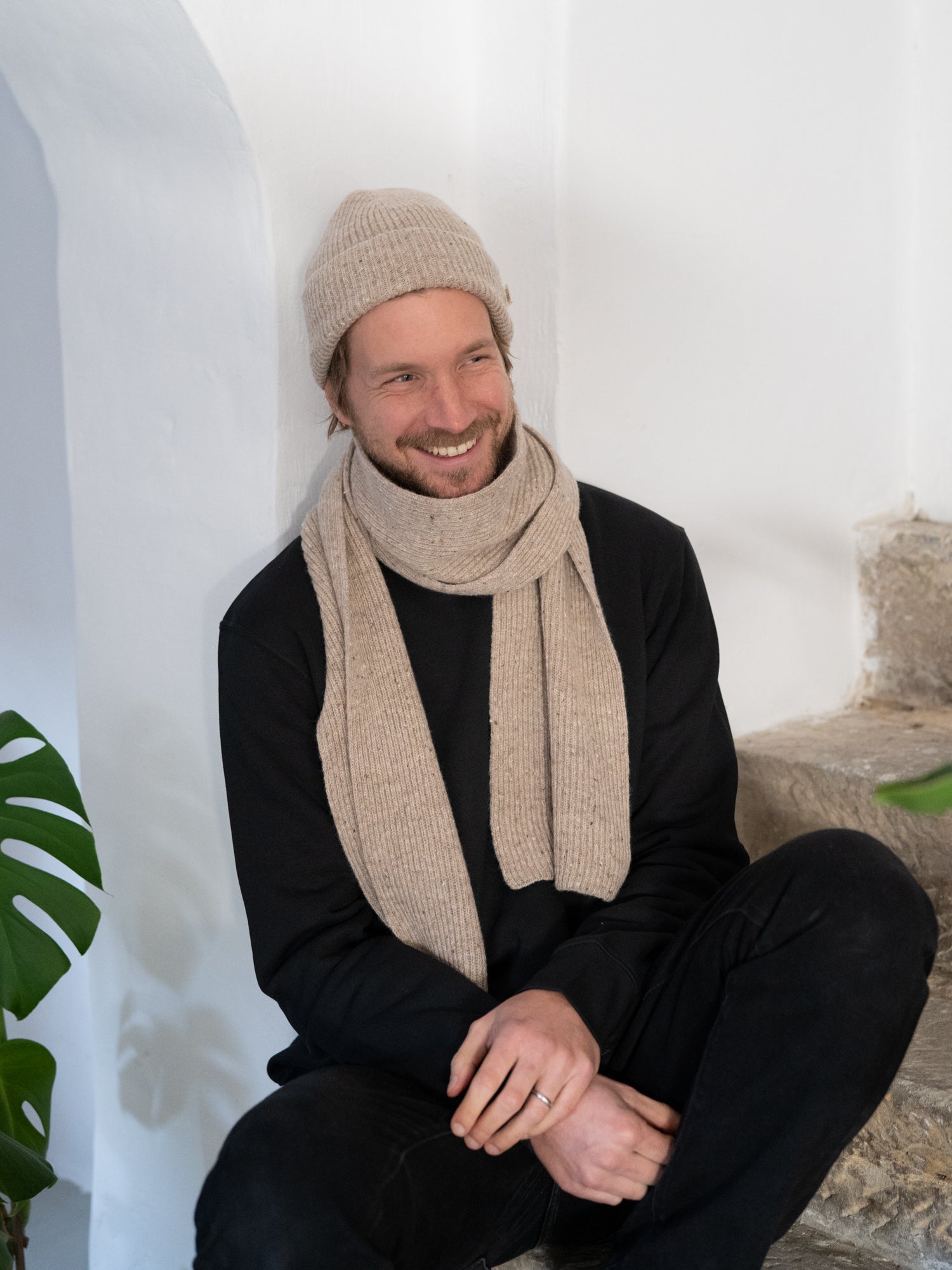 Nachhaltige Fair Fashion FUXBAU Merino Schal in beigen mit kleinen, besonderen neps aus 100% mulesingfreier Merinowolle made in Italy.