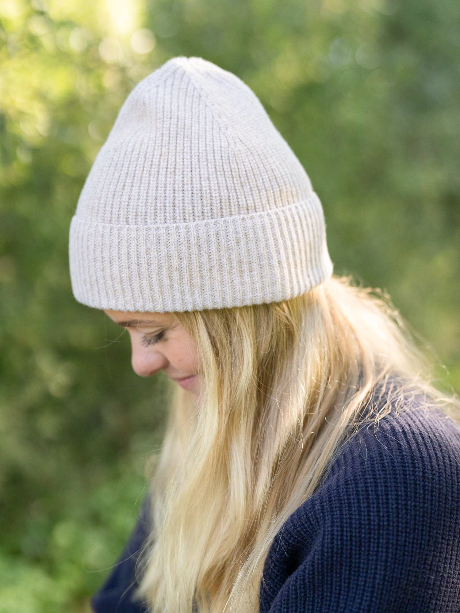 Seitenansicht der FUXBAU Merino Mütze in Beigemeliert – nachhaltige Damenmütze aus mulesingfreier Merinowolle, gefertigt in Italien und Deutschland