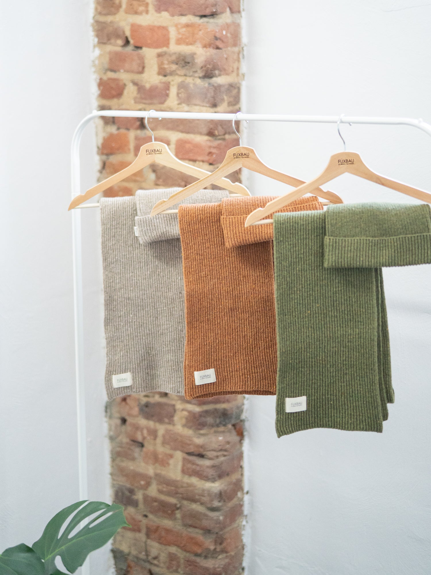 Nachhaltige Fair Fashion Strickwaren von FUXBAU aus 100% mulesingfreier Merino Schurwolle Made in Italy.