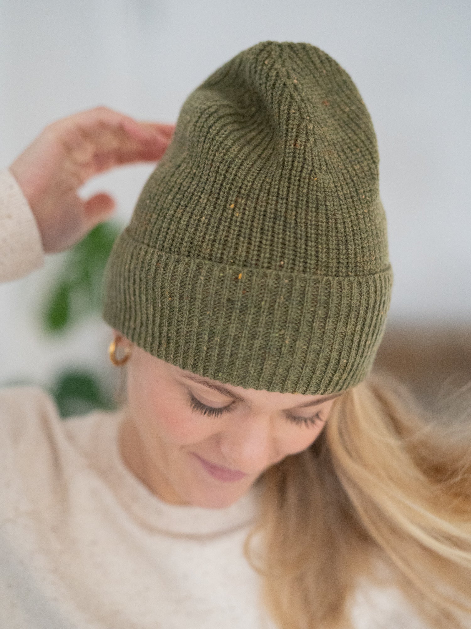 FUXBAU Merino Mütze in grün mit kleinen farbigen neps aus 100% Merinowolle made in Italy.