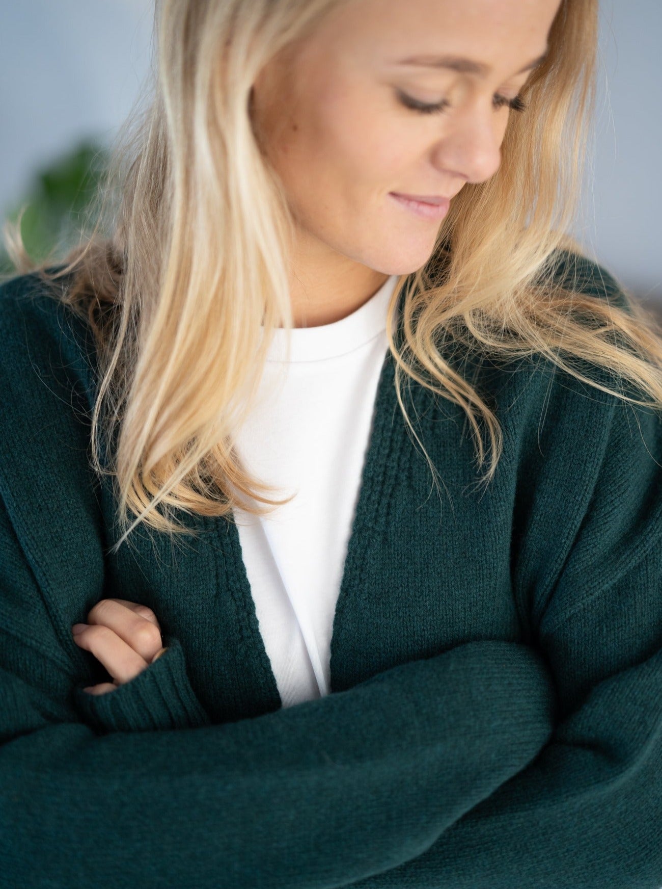FUXBAU Merino Oversize Cardigan in grün regional bei unseren Partnern in Deutschland in einzigartiger Manufaktur-Qualität aus 100% feinster Mouline Merino Schurwolle gestrickt