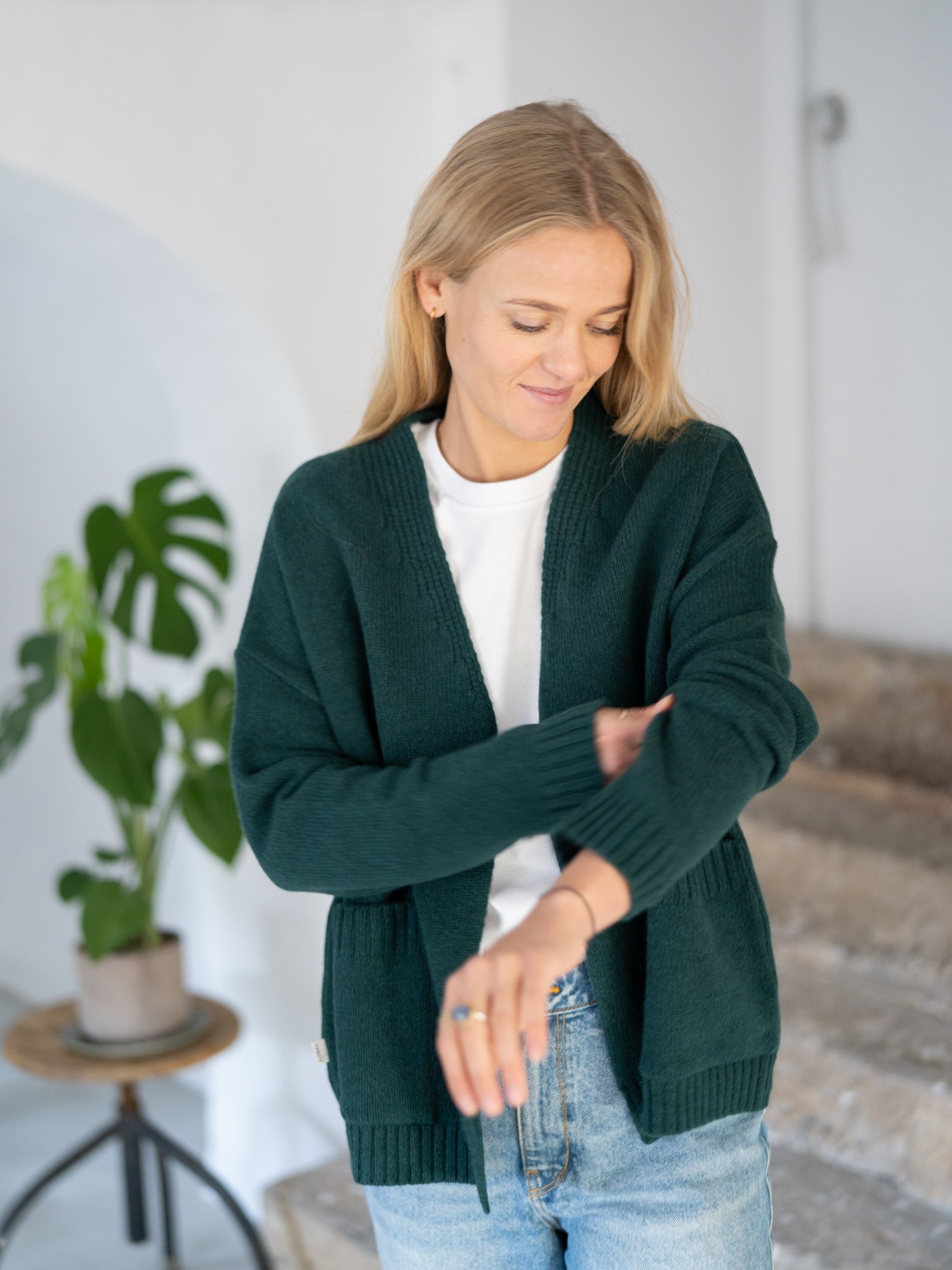 FUXBAU Merino Oversize Cardigan in grün regional bei unseren Partnern in Deutschland in einzigartiger Manufaktur-Qualität aus 100% feinster Mouline Merino Schurwolle gestrickt