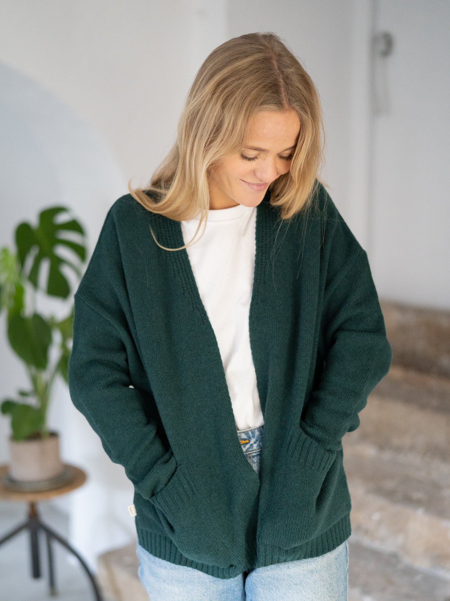 FUXBAU Merino Oversize Cardigan in grün regional bei unseren Partnern in Deutschland in einzigartiger Manufaktur-Qualität aus 100% feinster Mouline Merino Schurwolle gestrickt