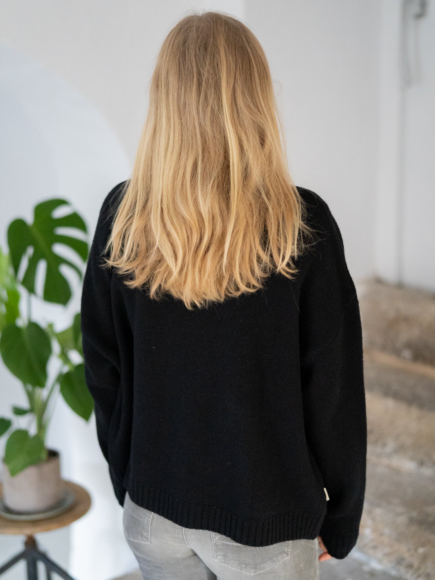 FUXBAU Merino Oversize Cardigan in schwarz regional bei unseren Partnern in Deutschland in einzigartiger Manufaktur-Qualität aus 100% feinster Mouline Merino Schurwolle gestrickt.
