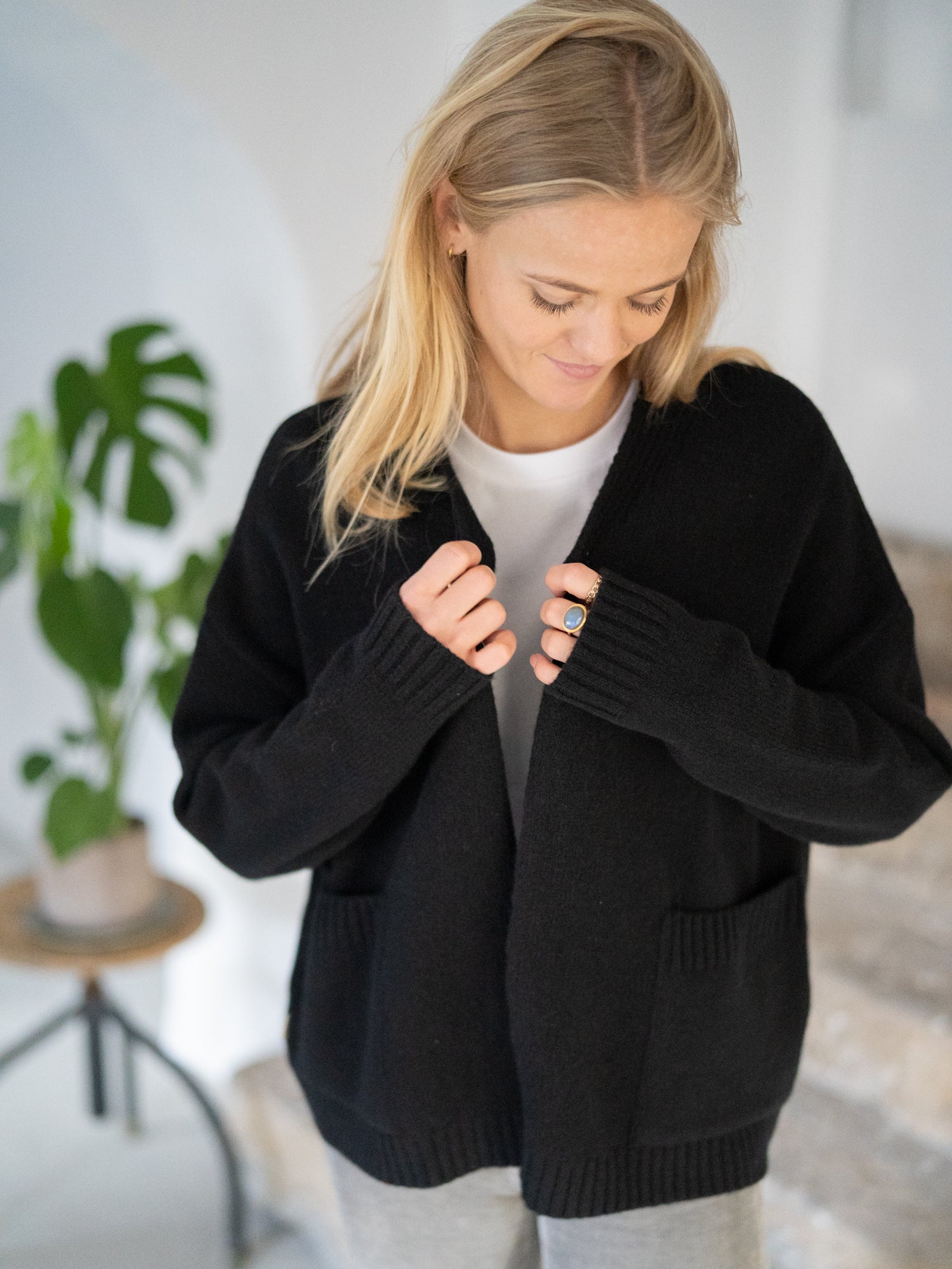 FUXBAU Merino Oversize Cardigan in schwarz regional bei unseren Partnern in Deutschland in einzigartiger Manufaktur-Qualität aus 100% feinster Mouline Merino Schurwolle gestrickt.
