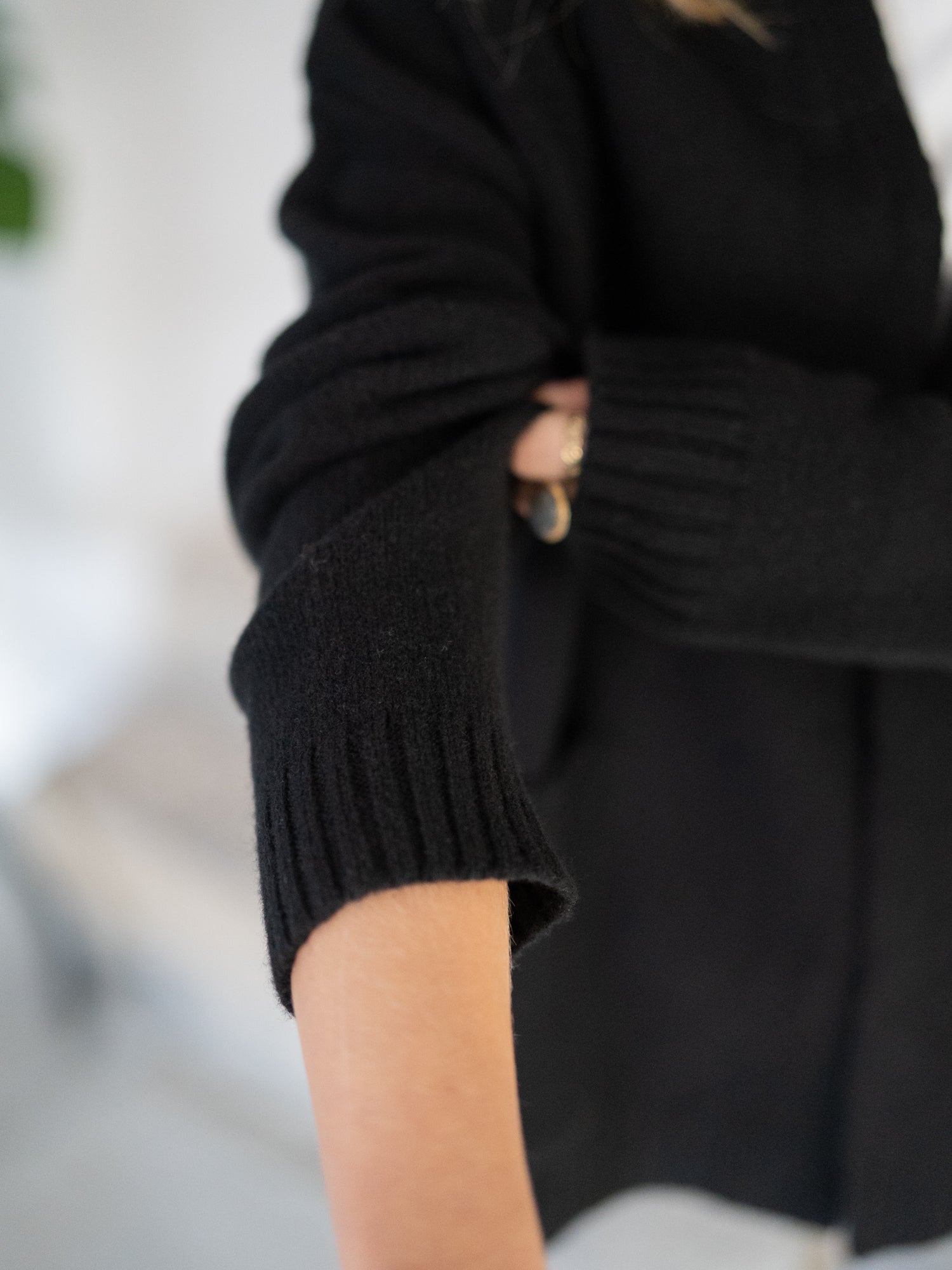 FUXBAU Merino Oversize Cardigan in schwarz regional bei unseren Partnern in Deutschland in einzigartiger Manufaktur-Qualität aus 100% feinster Mouline Merino Schurwolle gestrickt.