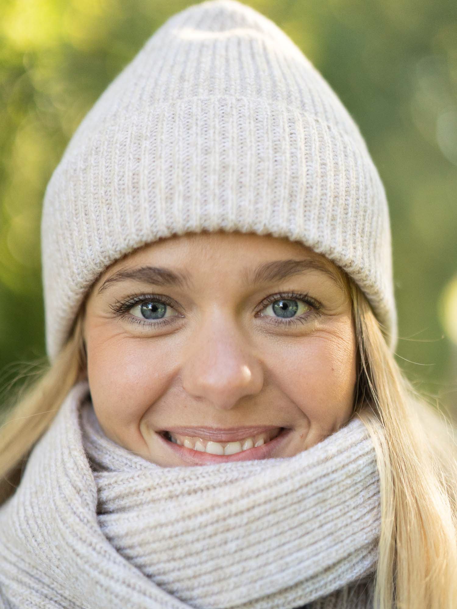 Beigemelierter Merino-Schal und passende Merino-Mütze aus Italien – weicher Rippstrick, nachhaltige Fair-Fashion, getragen im herbstlichen Park.