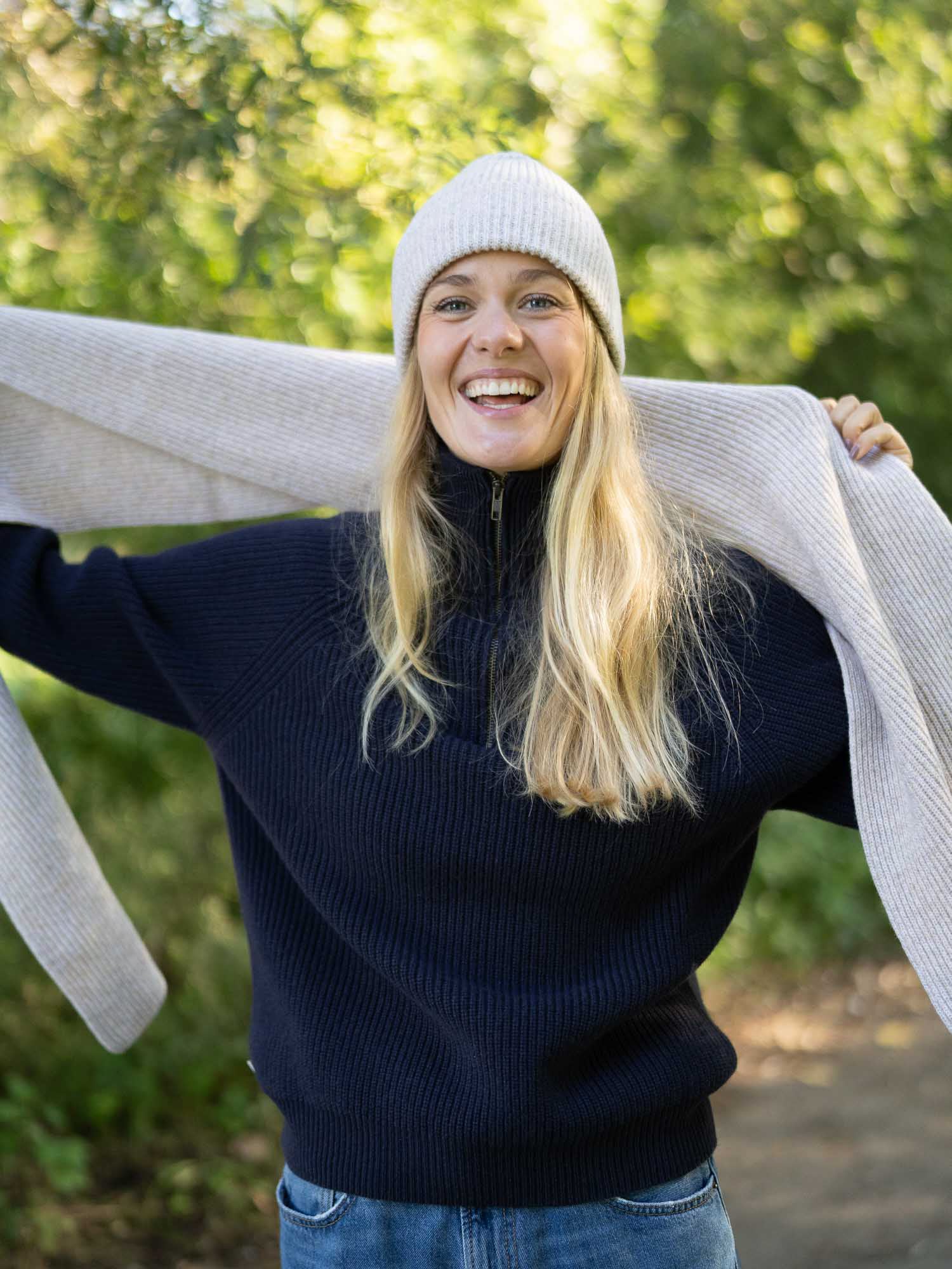 Beigemelierter Merino-Schal und passende Merino-Mütze – kuscheliges Fair-Fashion Set aus Italien, aufgenommen im natürlichen Outdoor-Licht.