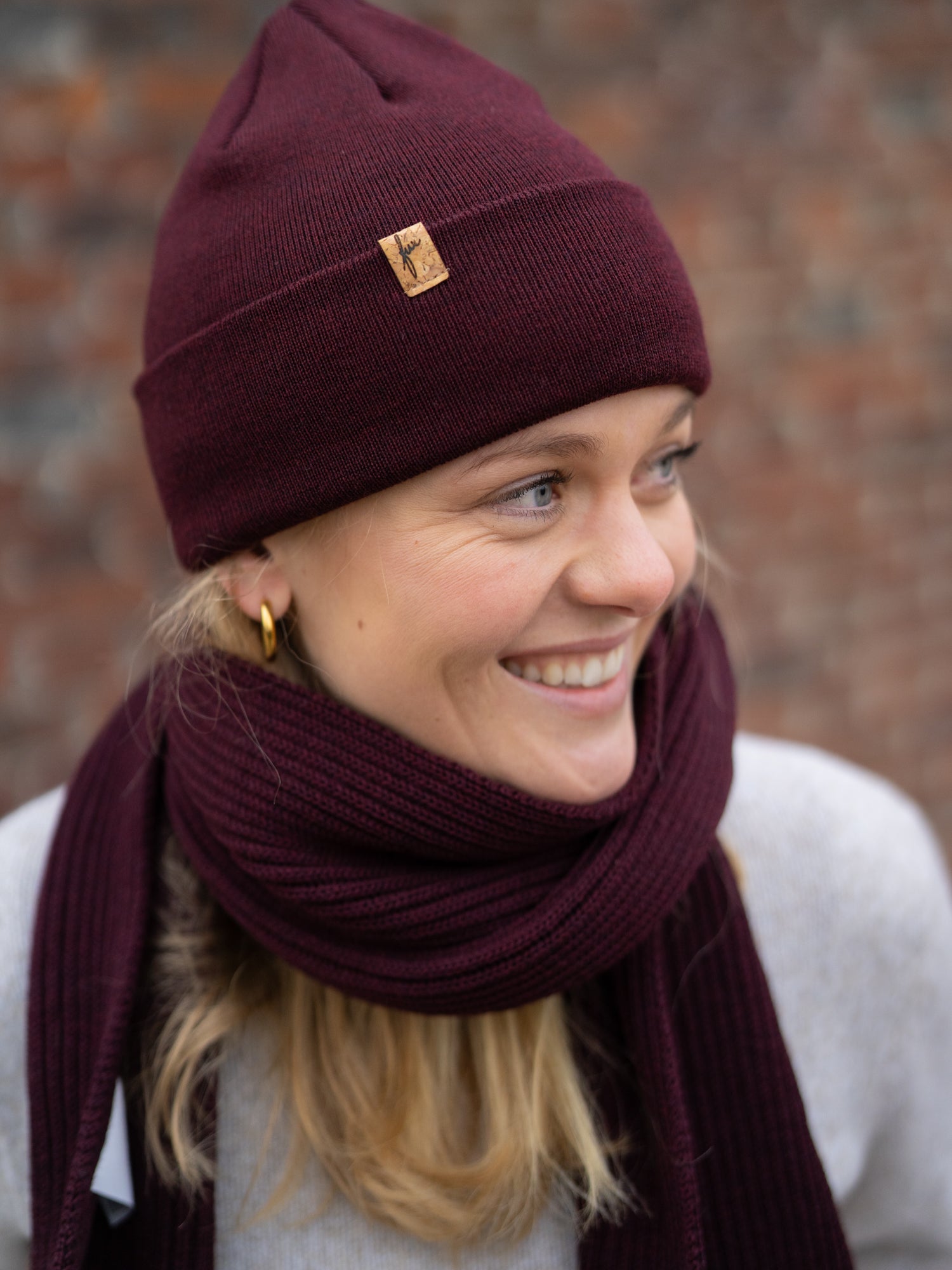 Nachhaltiger GOTS zertifizierter Fair Fashion Merino Strickschal von FUXBAU in bordeaux gefertigt in Deutschland.