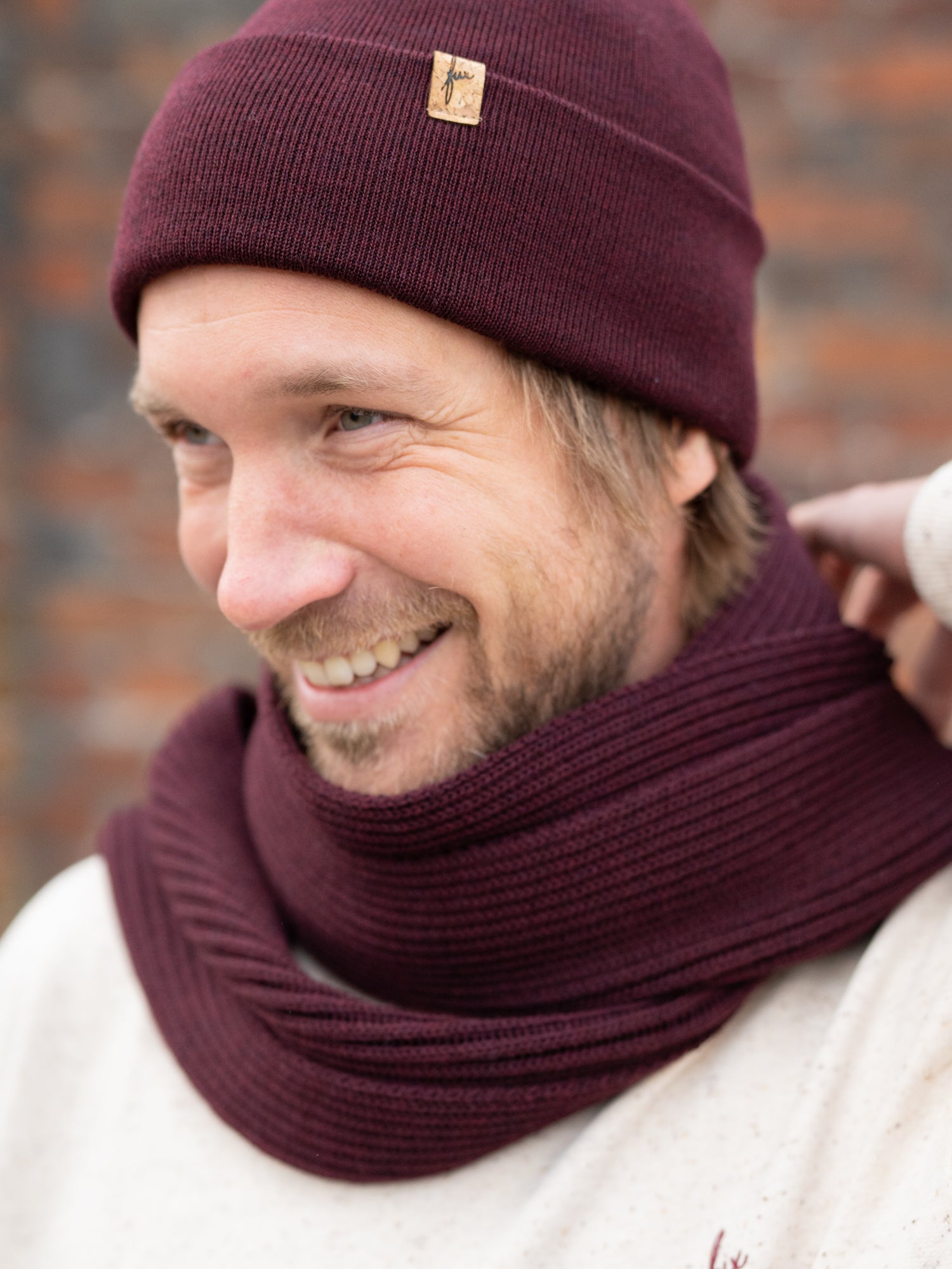 Nachhaltiger Fair Fashion Merino Strickschal von FUXBAU in bordeaux gefertigt in Deutschland.