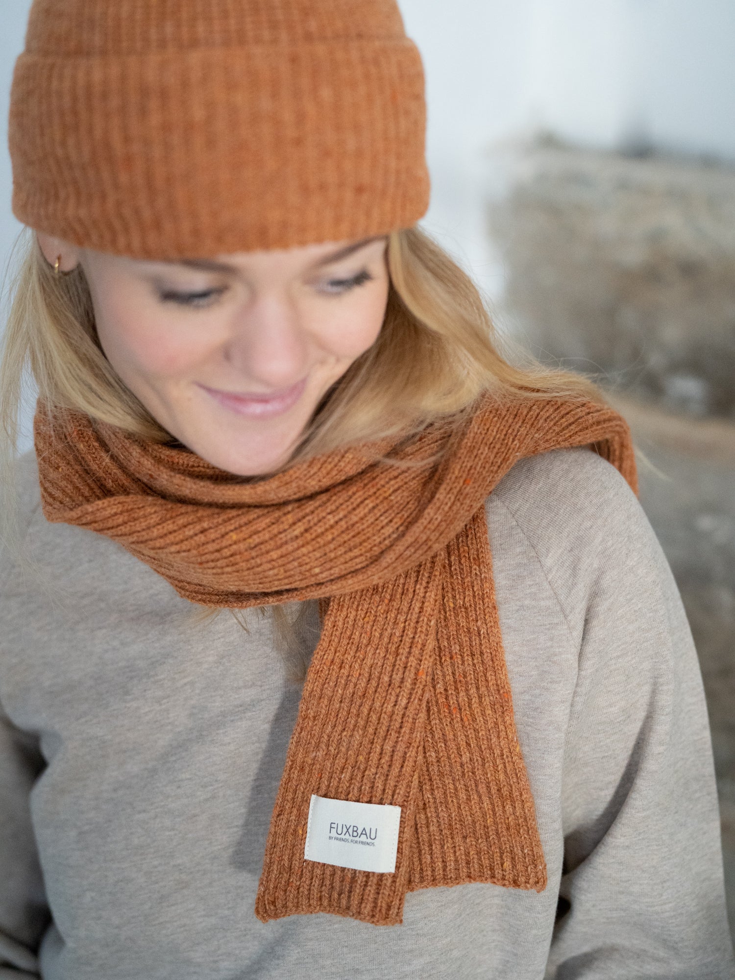 Nachhaltiger Fair Fashion FUXBAU Merino Schal in rotbraun mit kleinen besonderen neps aus 100% mulesingfreier Merinowolle made in Italy.