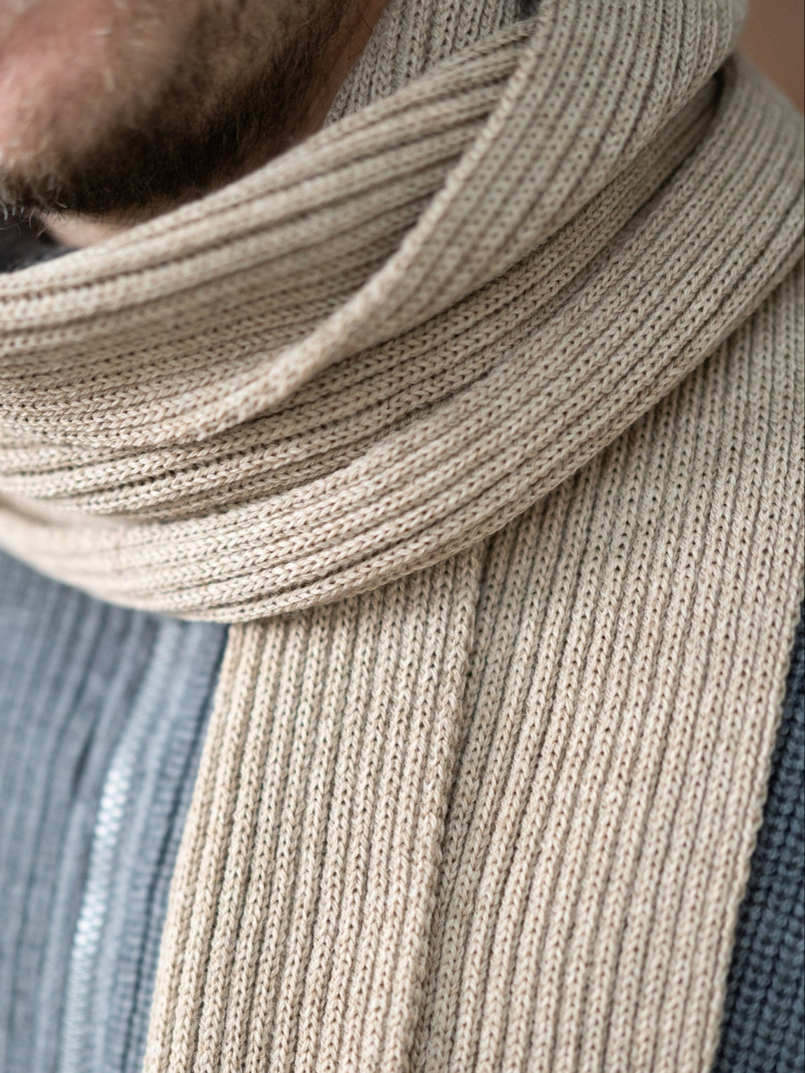 Nachhaltiger Schal aus Merino Schurwolle in sand von FUXBAU. Gestrickt unter fairen und nachhaltigen Bedingungen in Deutschland.