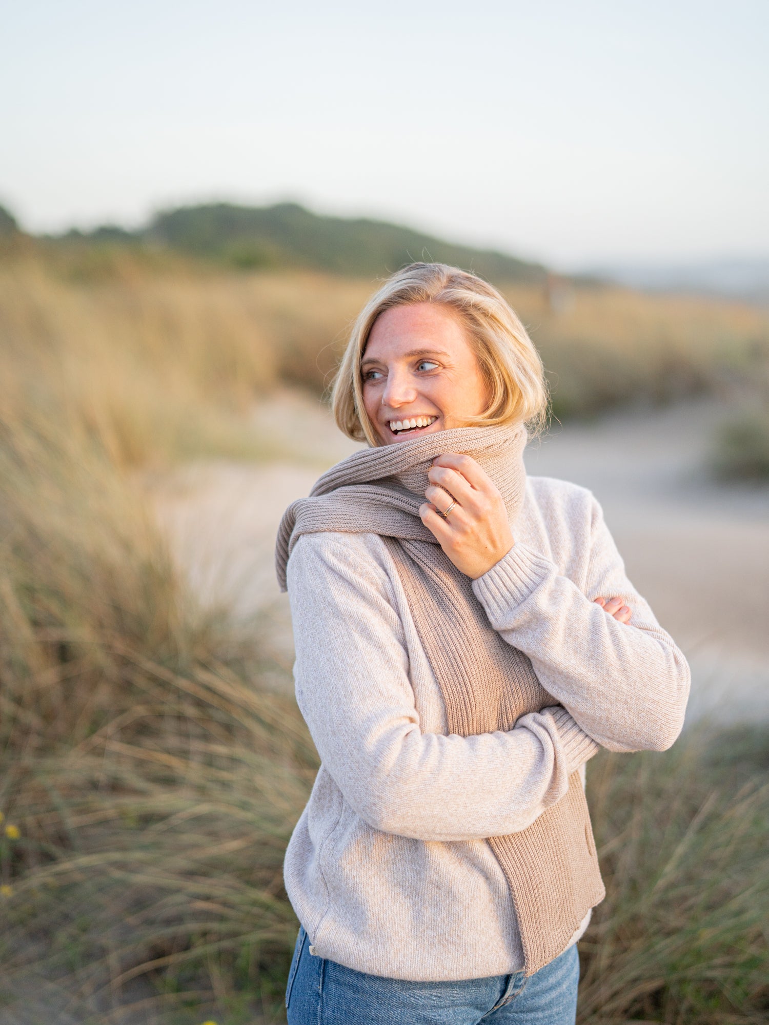 Nachhaltiger Schal aus Merino Schurwolle in sand von FUXBAU. Gestrickt unter fairen und nachhaltigen Bedingungen in Deutschland.