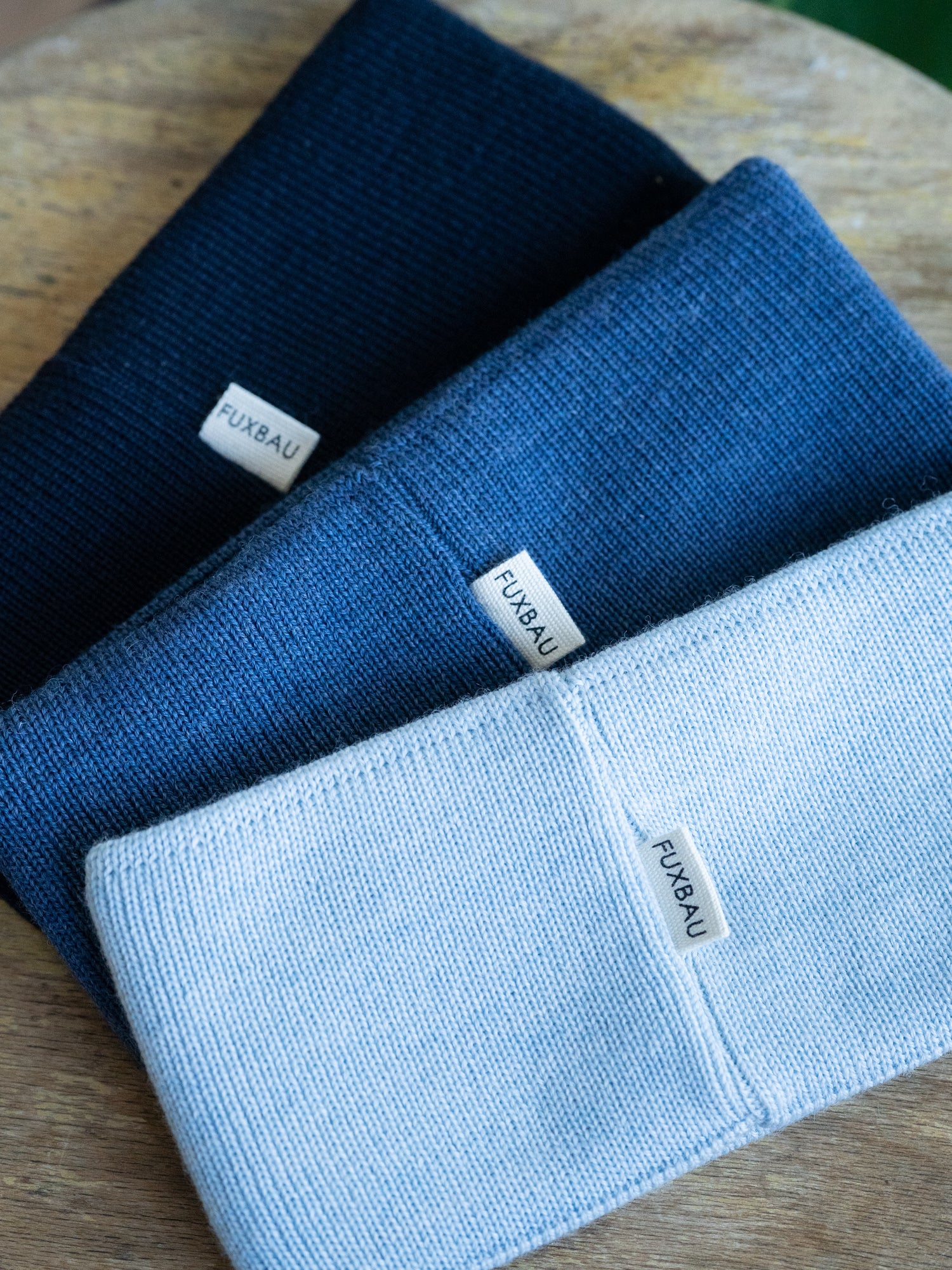 Nachhaltige FUXBAU Fair Fashion Merino Stirnbänder in den Farben navy, nachtblau und eisblau. Gestrickt in Norddeutschland aus 100% GOTS zertifizierter Merino Schurwolle.