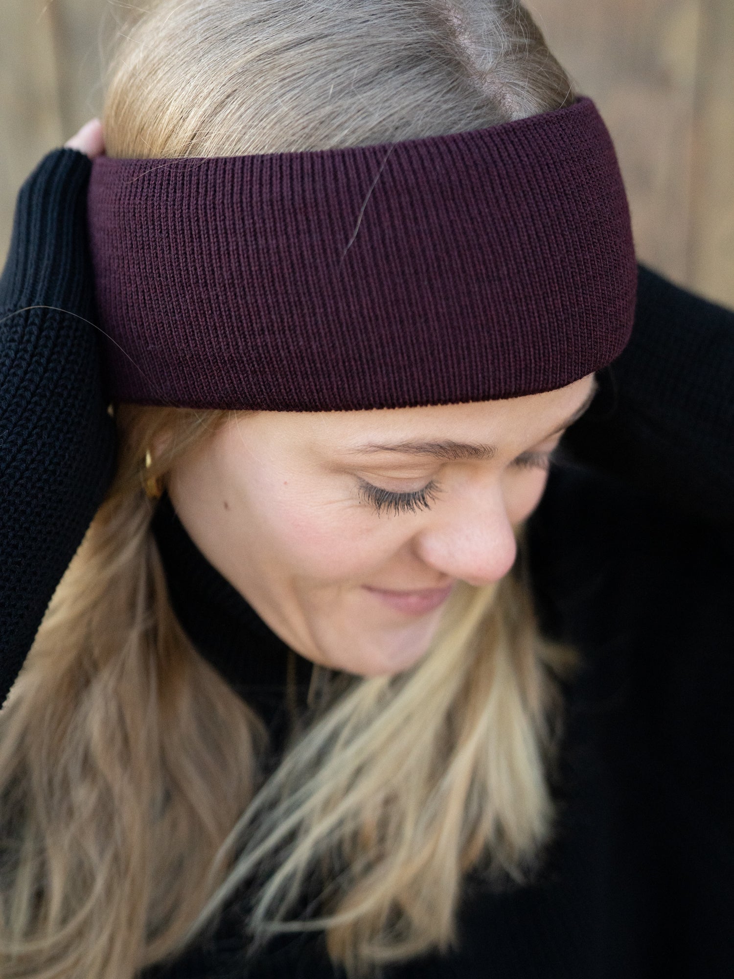 Nachhaltiges Stirnband von FUXBAU in Bordeaux aus GOTS zertifizierter Merino Schurwolle. Extra weich und warm. Gefertigt in Deutschland mit erneuerbaren Energien.