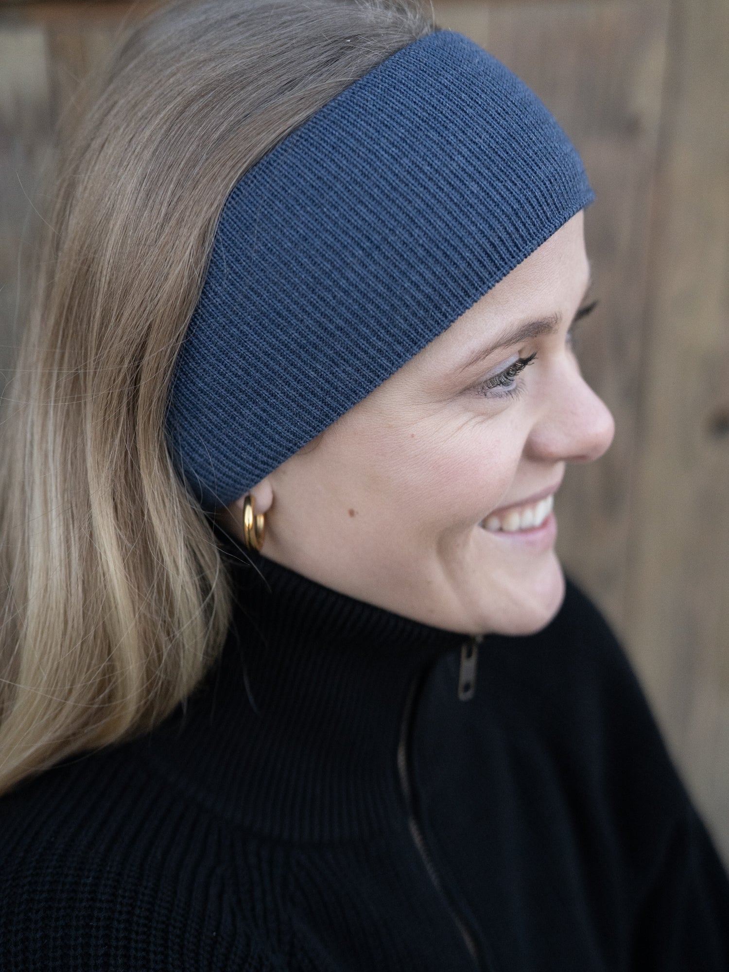 Greta trägt unser Fair Fashion Stirnband in nachtblau aus 100% GOTS zertifizierter Merinowolle und fair in Deutschland hergestellt