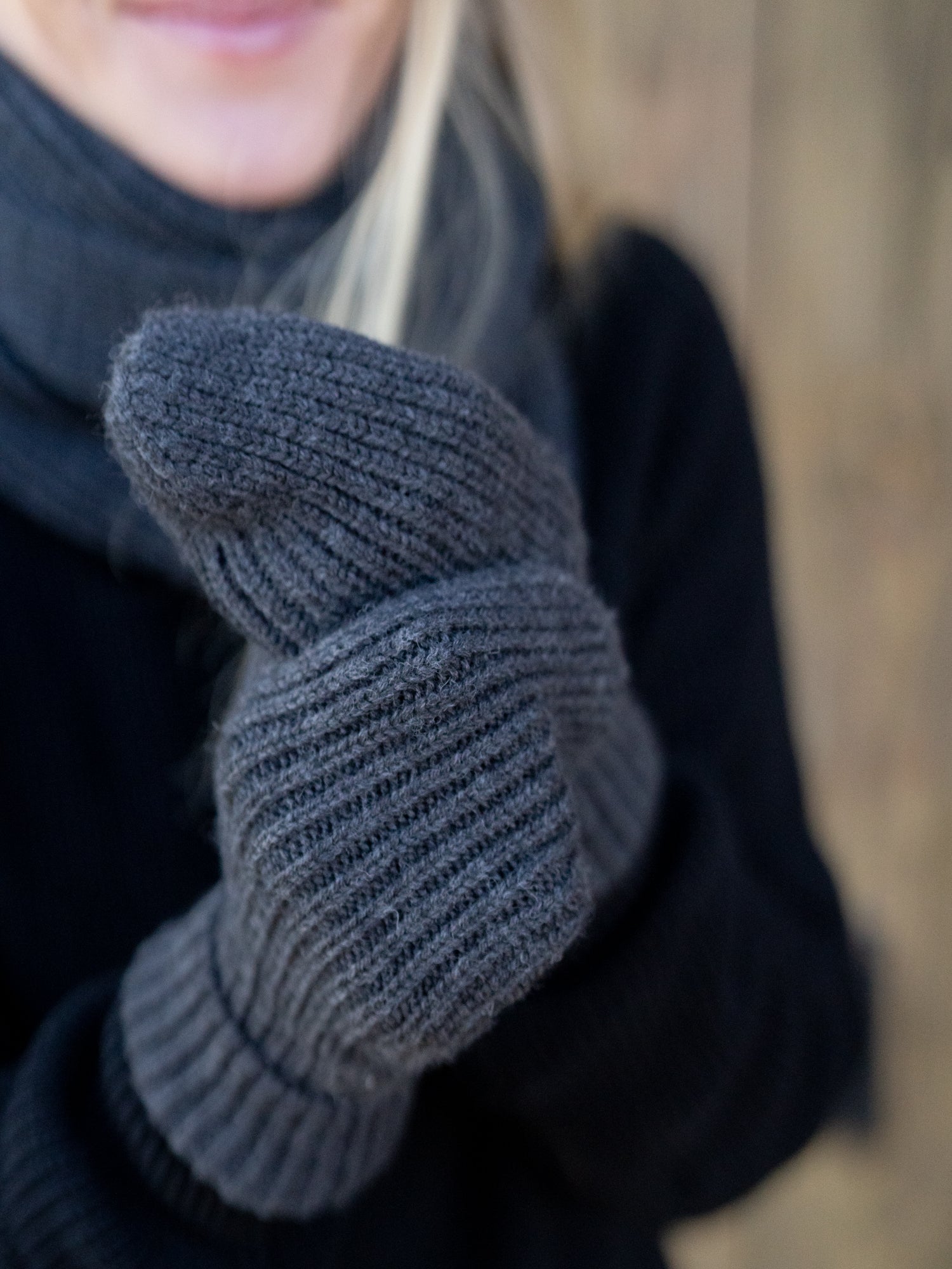 Nachhaltige Fair Fashion Merino Strick Fäustlinge aus 100% GOTS zertifizierter Merino Schurwolle in anthrazit von FUXBAU.