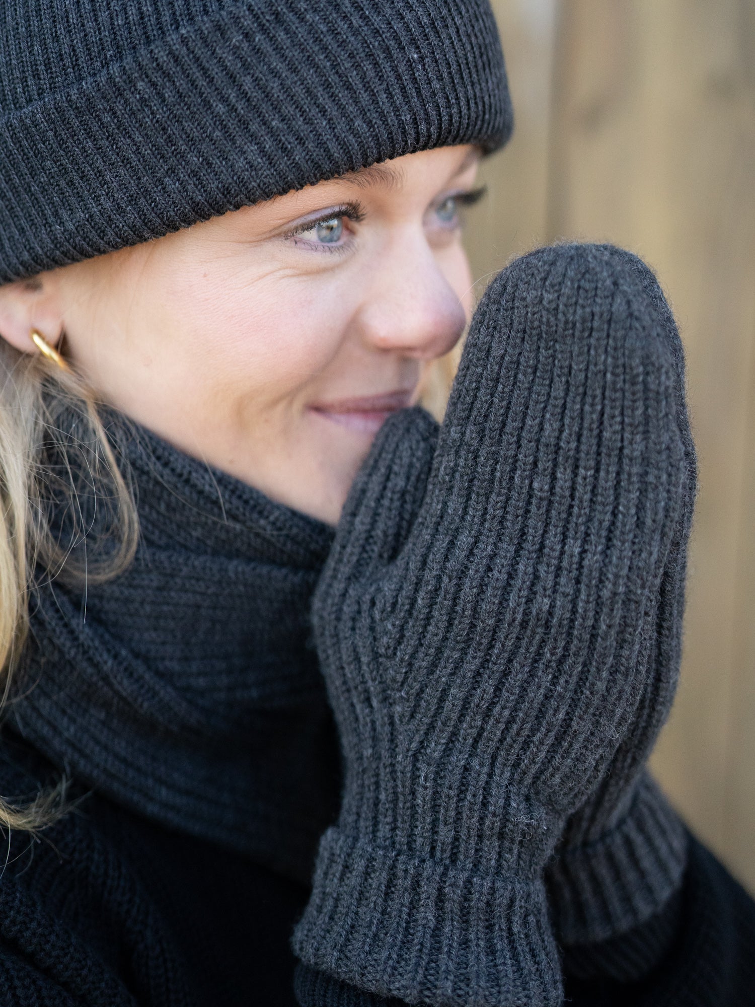 Nachhaltige Fair Fashion Merino Strick Fäustlinge aus 100% GOTS zertifizierter Merino Schurwolle in anthrazit von FUXBAU.