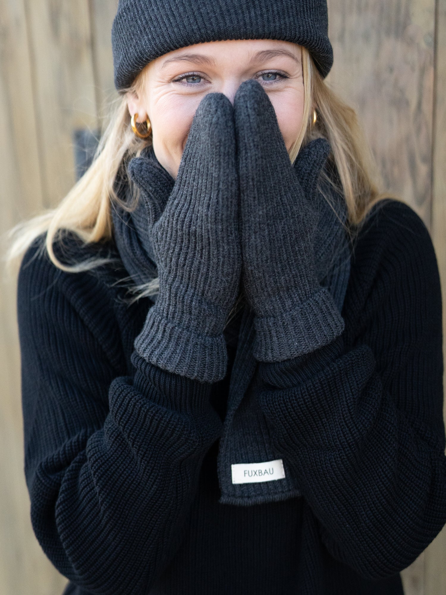 Nachhaltige Fair Fashion Merino Strick Fäustlinge aus 100% GOTS zertifizierter Merino Schurwolle in anthrazit von FUXBAU.