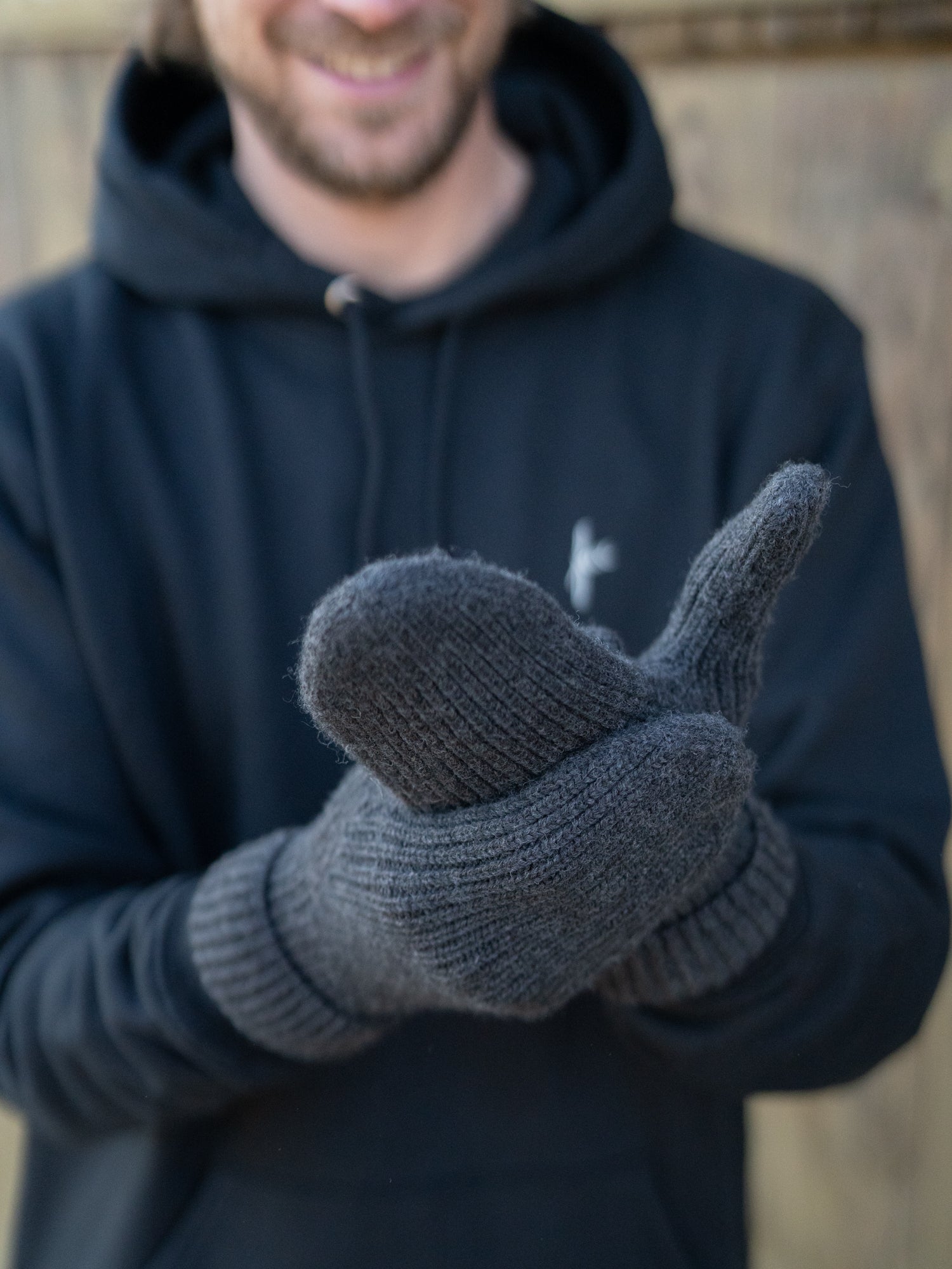 Nachhaltige Fair Fashion Merino Strick Fäustlinge aus 100% GOTS zertifizierter Merino Schurwolle in anthrazit von FUXBAU.