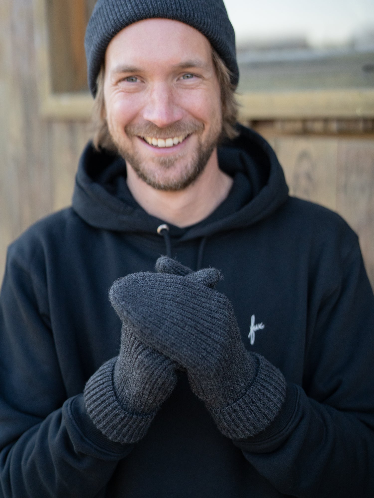 Nachhaltige Fair Fashion Merino Strick Fäustlinge aus 100% GOTS zertifizierter Merino Schurwolle in anthrazit von FUXBAU.
