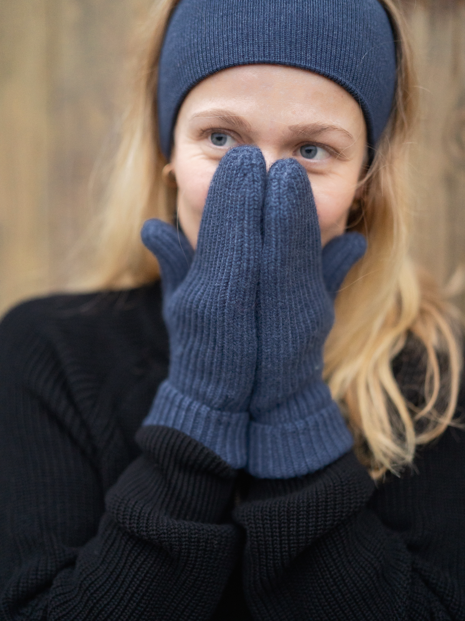 Nachhaltige Merino Strick Fäustlinge in nachtblau von FUXBAU aus 100% GOTS zertifizierter Merinowolle. Made in Germany.