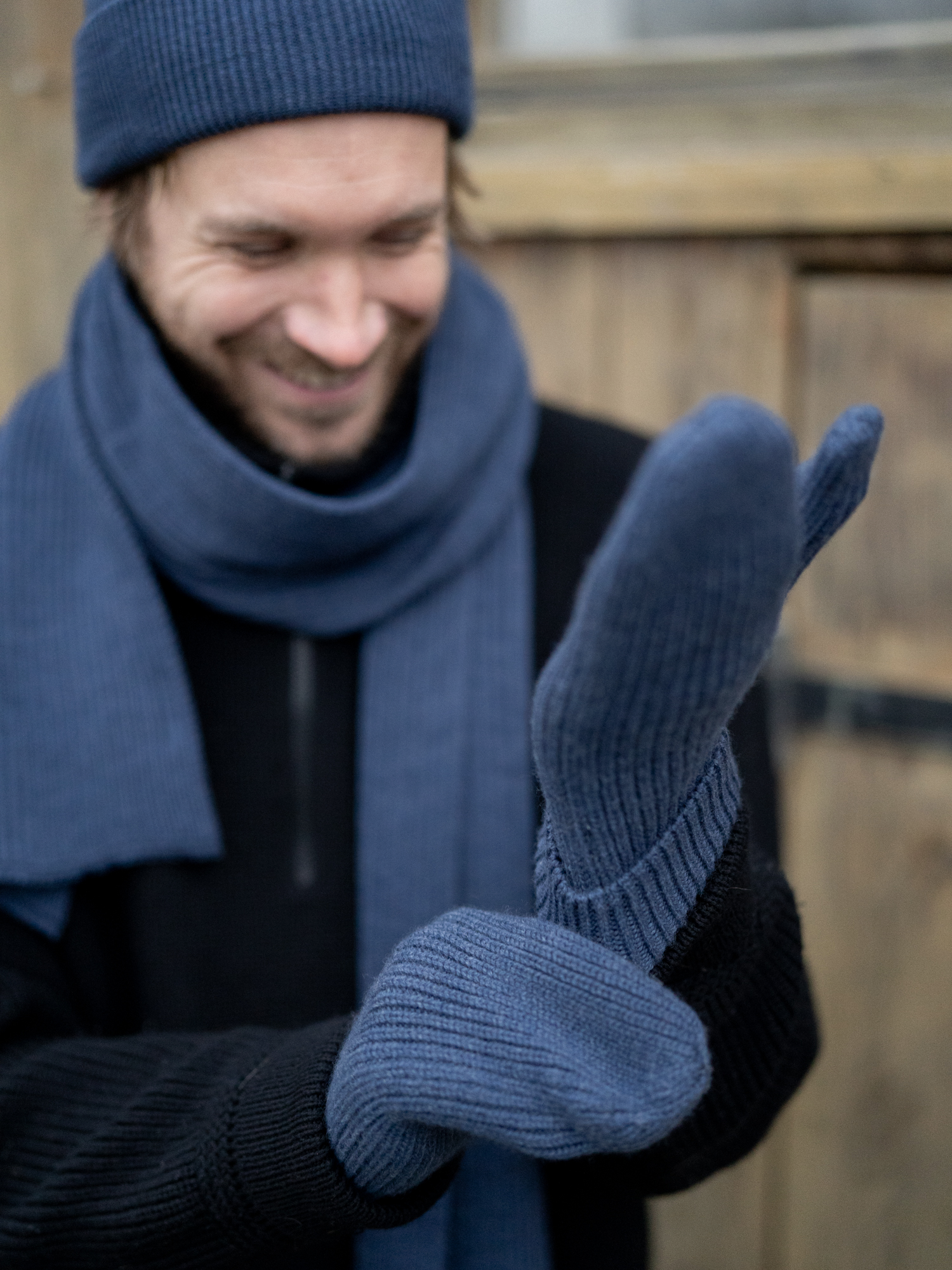 Nachhaltige Merino Strick Fäustlinge in nachtblau von FUXBAU aus 100% GOTS zertifizierter Merinowolle. Made in Germany.