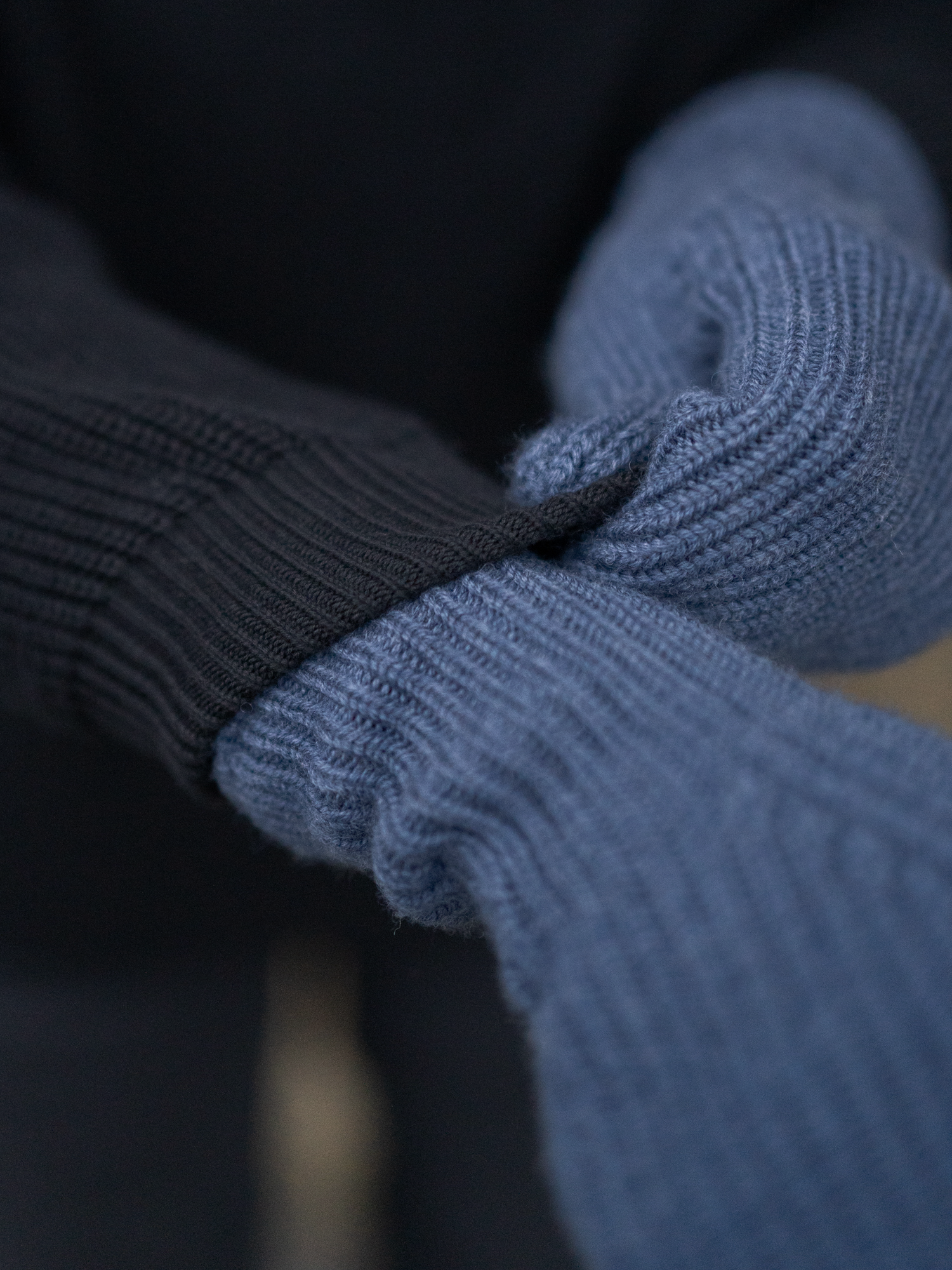 Nachhaltige Merino Strick Fäustlinge in nachtblau von FUXBAU aus 100% GOTS zertifizierter Merinowolle. Made in Germany.
