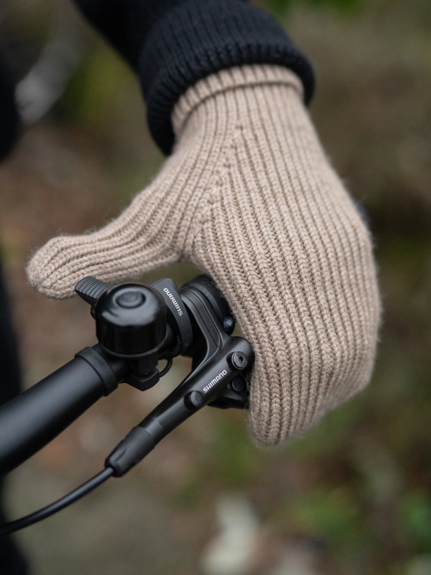Nachhaltige Strick Fäustlinge von FUXBAU in sand aus 100% GOTS zertifizierter Merino Schurwolle gestrickt in Deutschland.