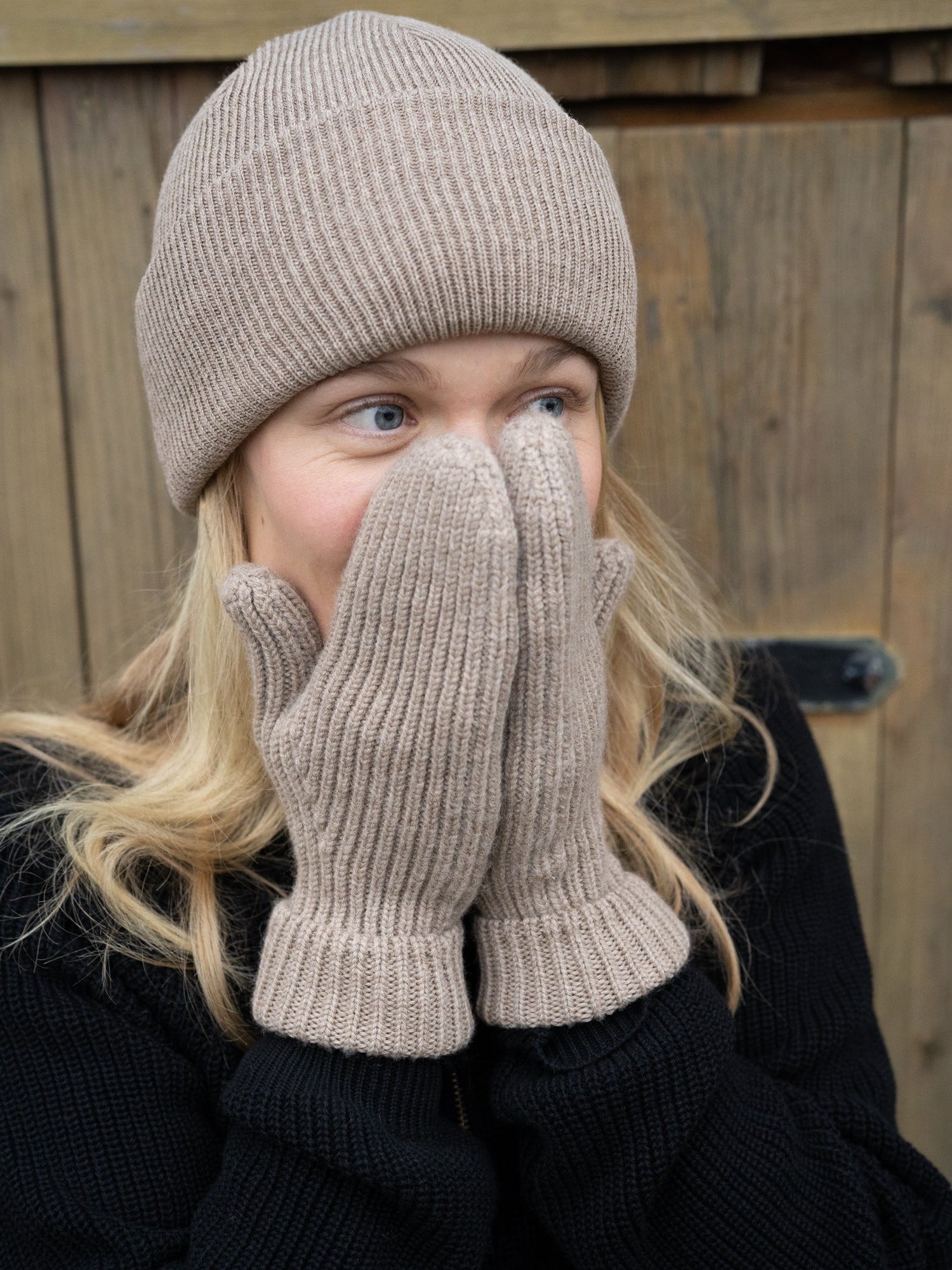 Nachhaltige Strick Fäustlinge von FUXBAU in sand aus 100% GOTS zertifizierter Merino Schurwolle gestrickt in Deutschland.
