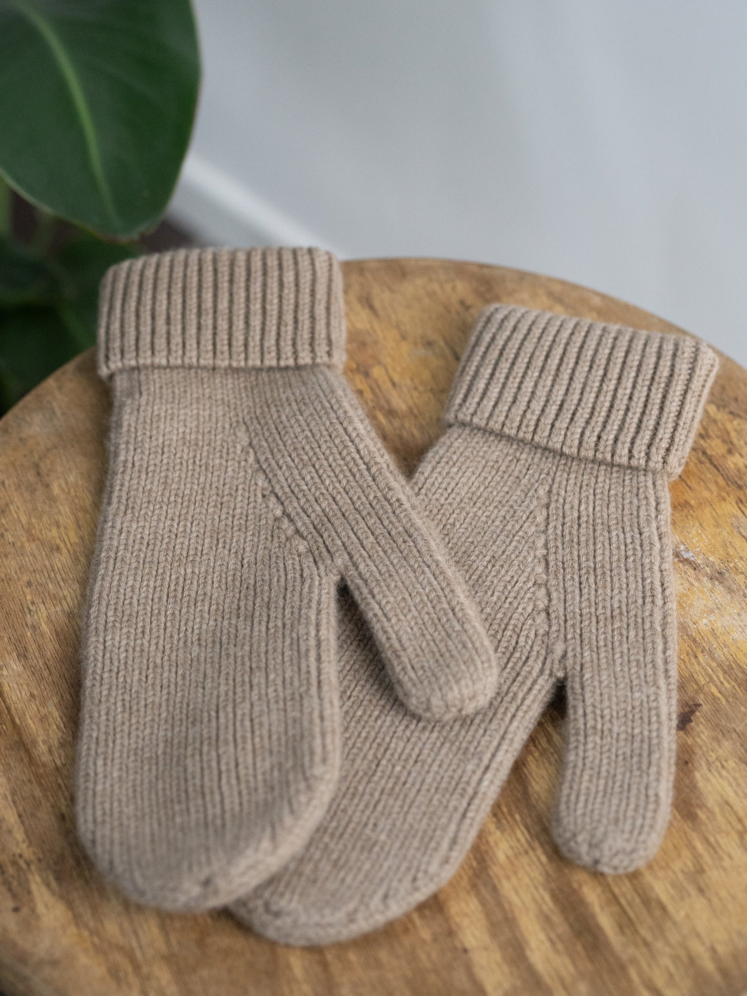 Nachhaltige Strick Fäustlinge von FUXBAU in sand aus 100% GOTS zertifizierter Merino Schurwolle gestrickt in Deutschland.